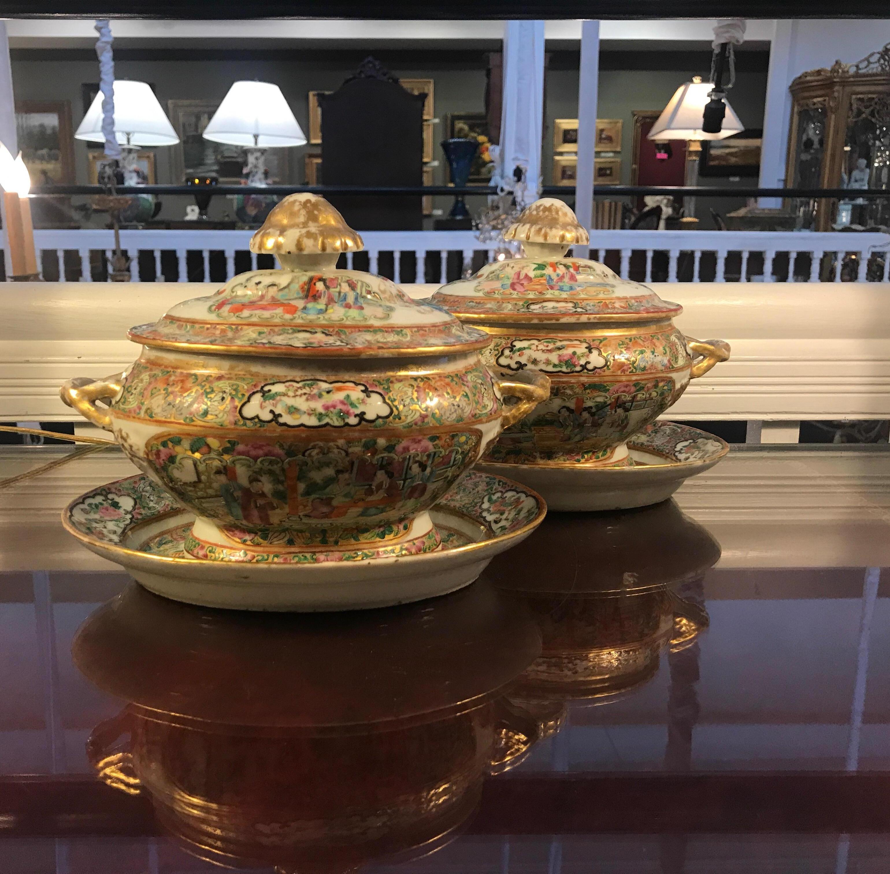 Mid-19th Century Pair of Chinese Export Covered Sauce Tureen with Underplates