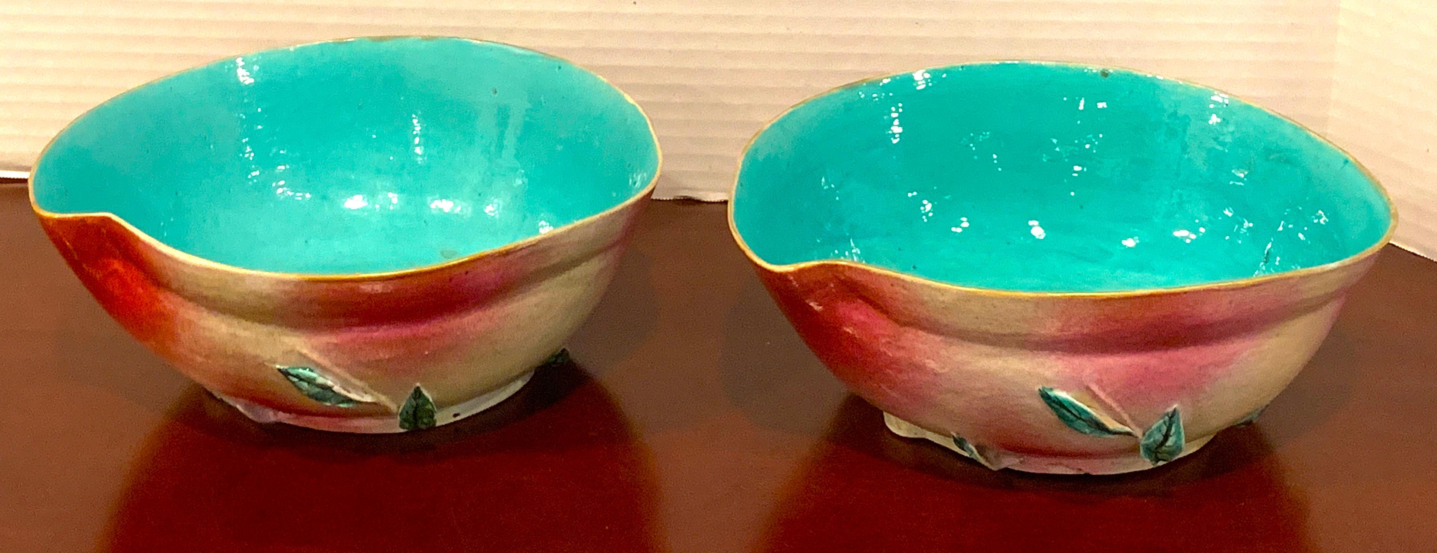 Pair of Chinese Export Famille Rose Altar Fruit Peach Bowls In Good Condition In West Palm Beach, FL