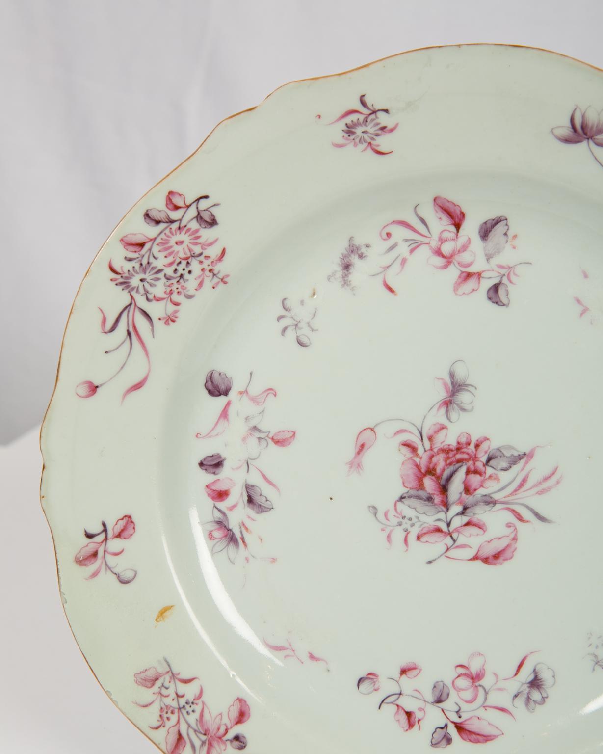 Pareja de Platos de Postre Antiguos Chinos de Exportación Famille Rose Circa 1750 en venta 4