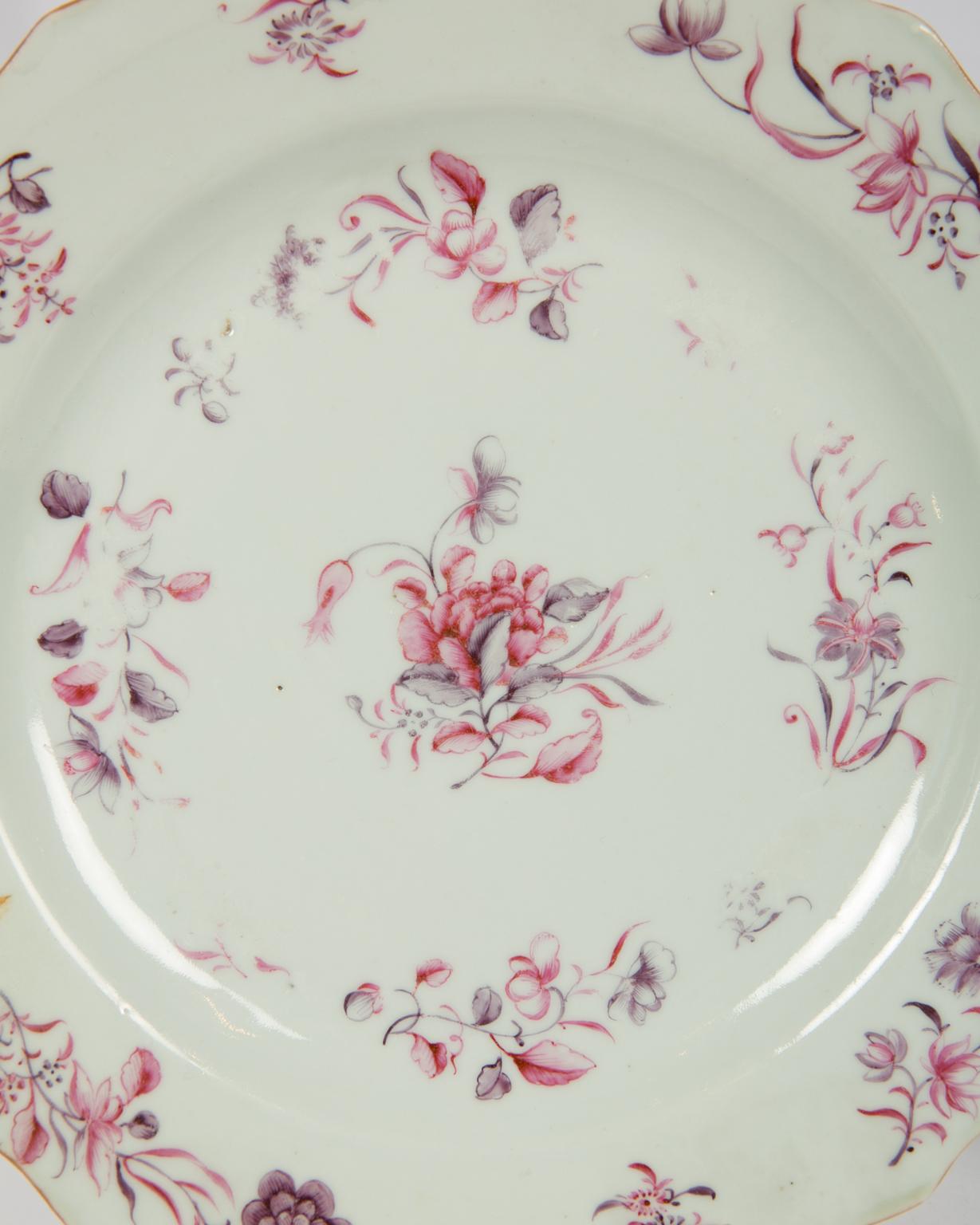 Pareja de Platos de Postre Antiguos Chinos de Exportación Famille Rose Circa 1750 en venta 2