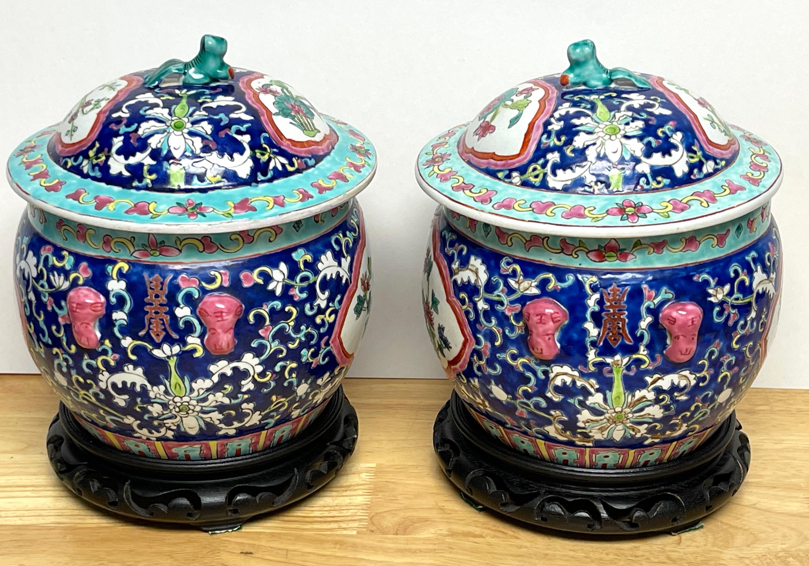 Pair of Chinese Export Famille-Rose Enameled Covered Urns & Stands  In Good Condition For Sale In West Palm Beach, FL