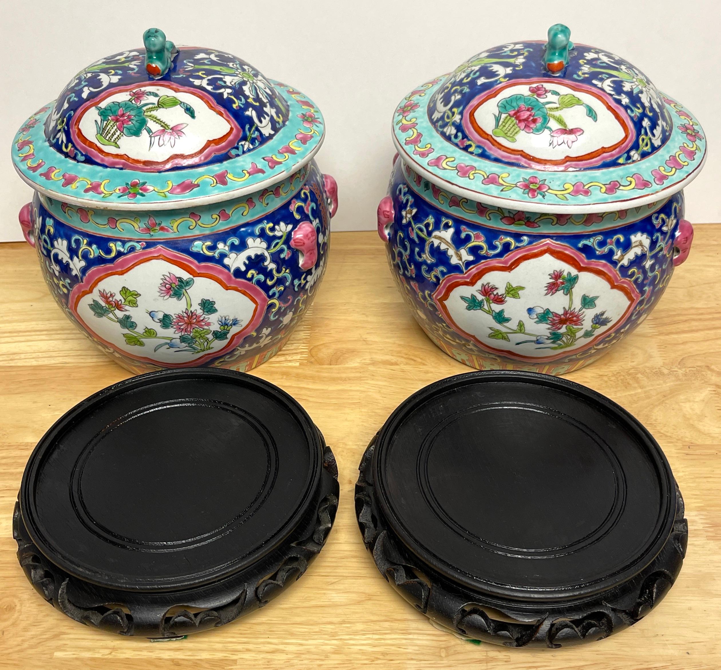 Pair of Chinese Export Famille-Rose Enameled Covered Urns & Stands  For Sale 2