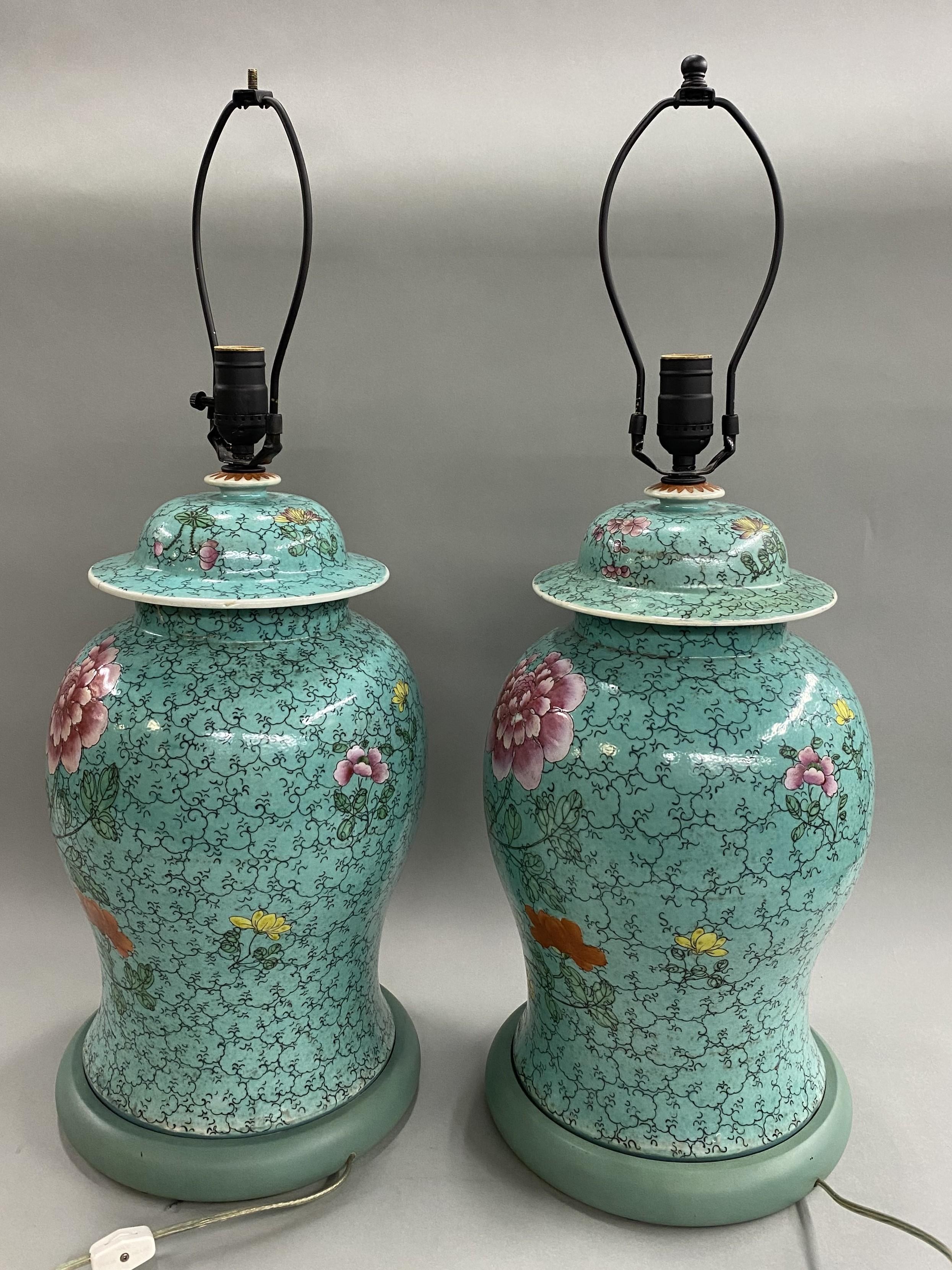 Pair of Chinese Export Famille Rose Porcelain Urns Converted To Lamps In Good Condition In Milford, NH