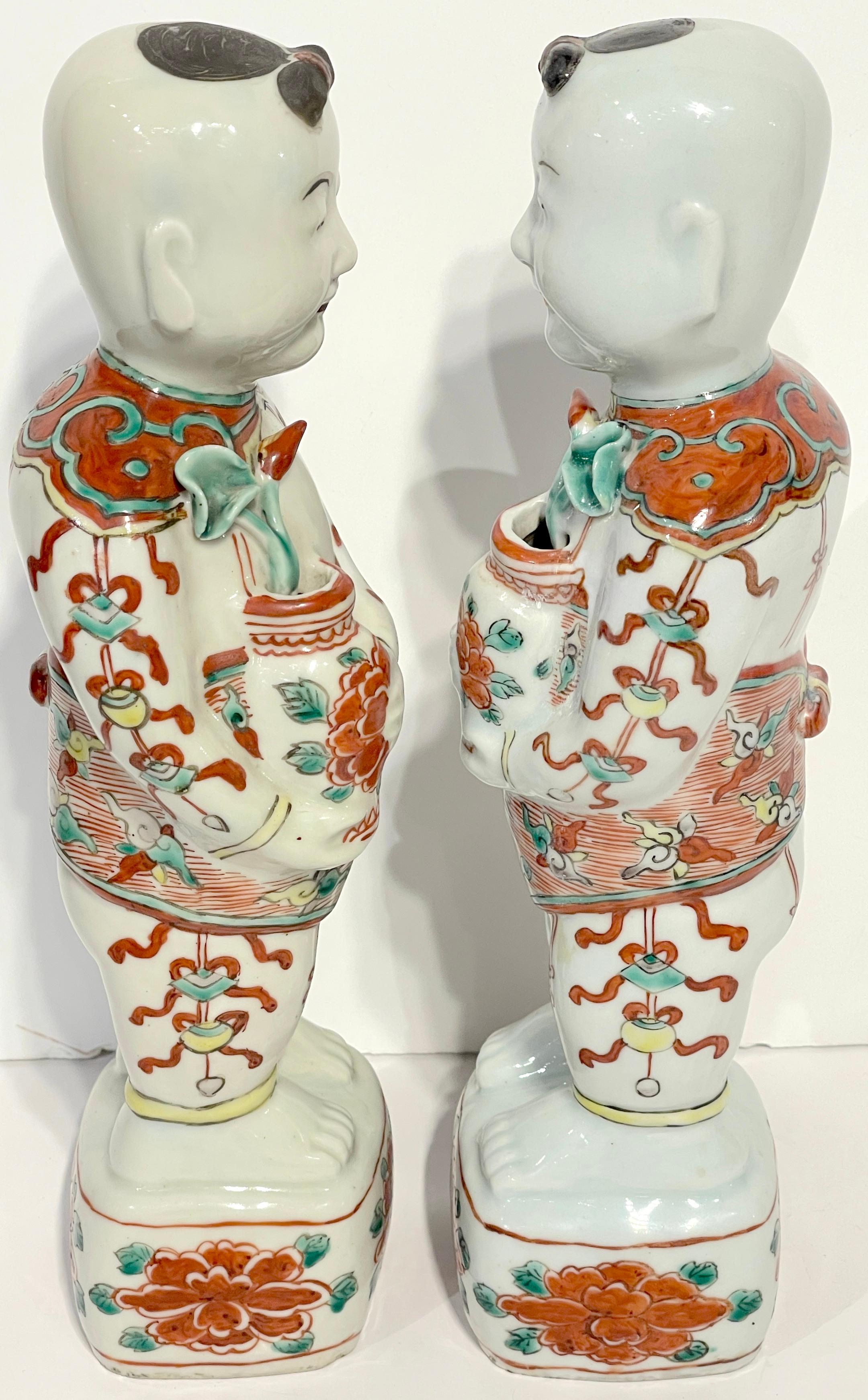 Chinois Paire d'exportations chinoises Famille Verte  Figures des jumelles éxiennes Hehe  en vente