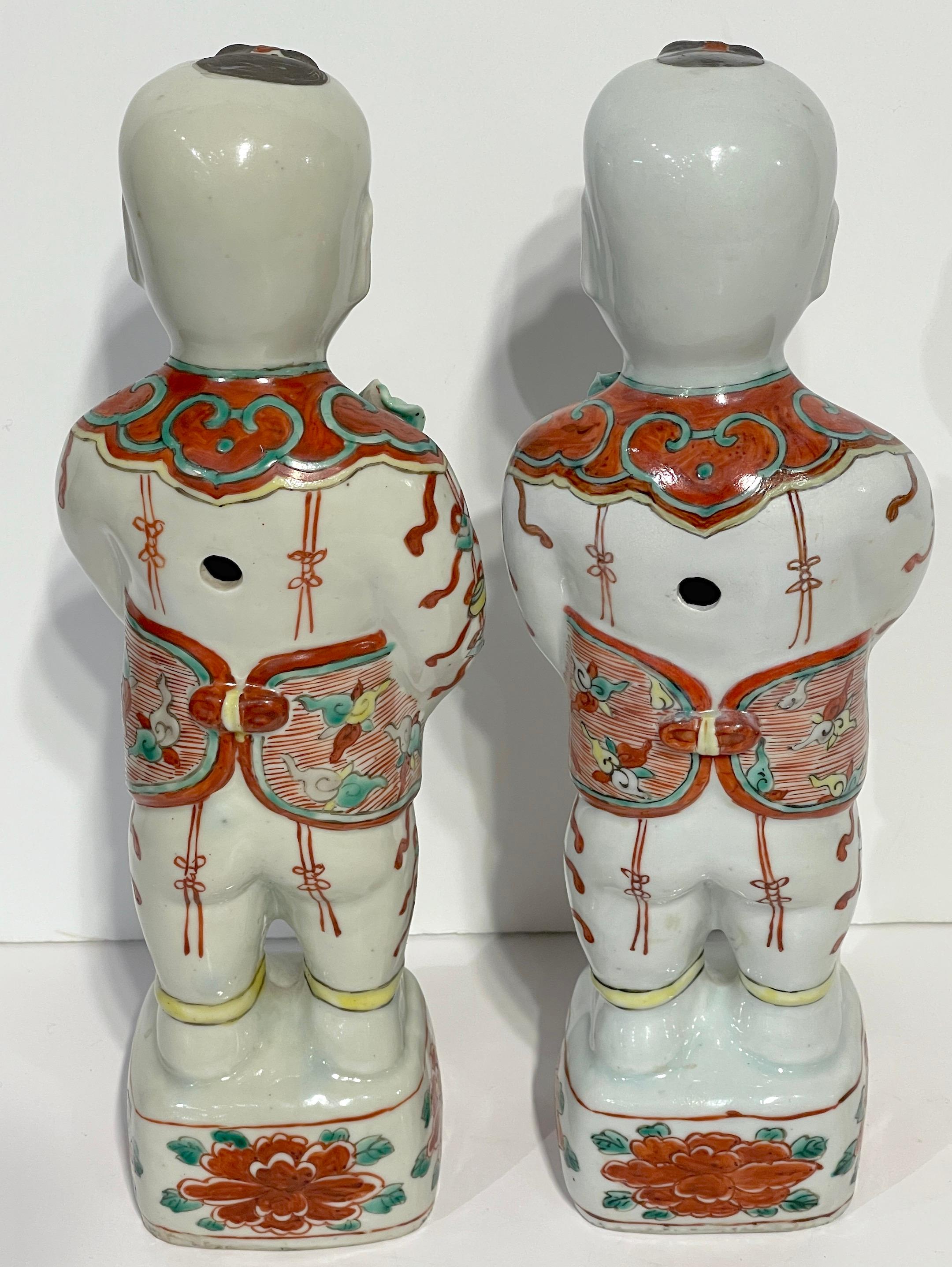 Paar chinesische Export Famille Verte  Figuren der Hehe Erxianischen Twins (Emailliert) im Angebot