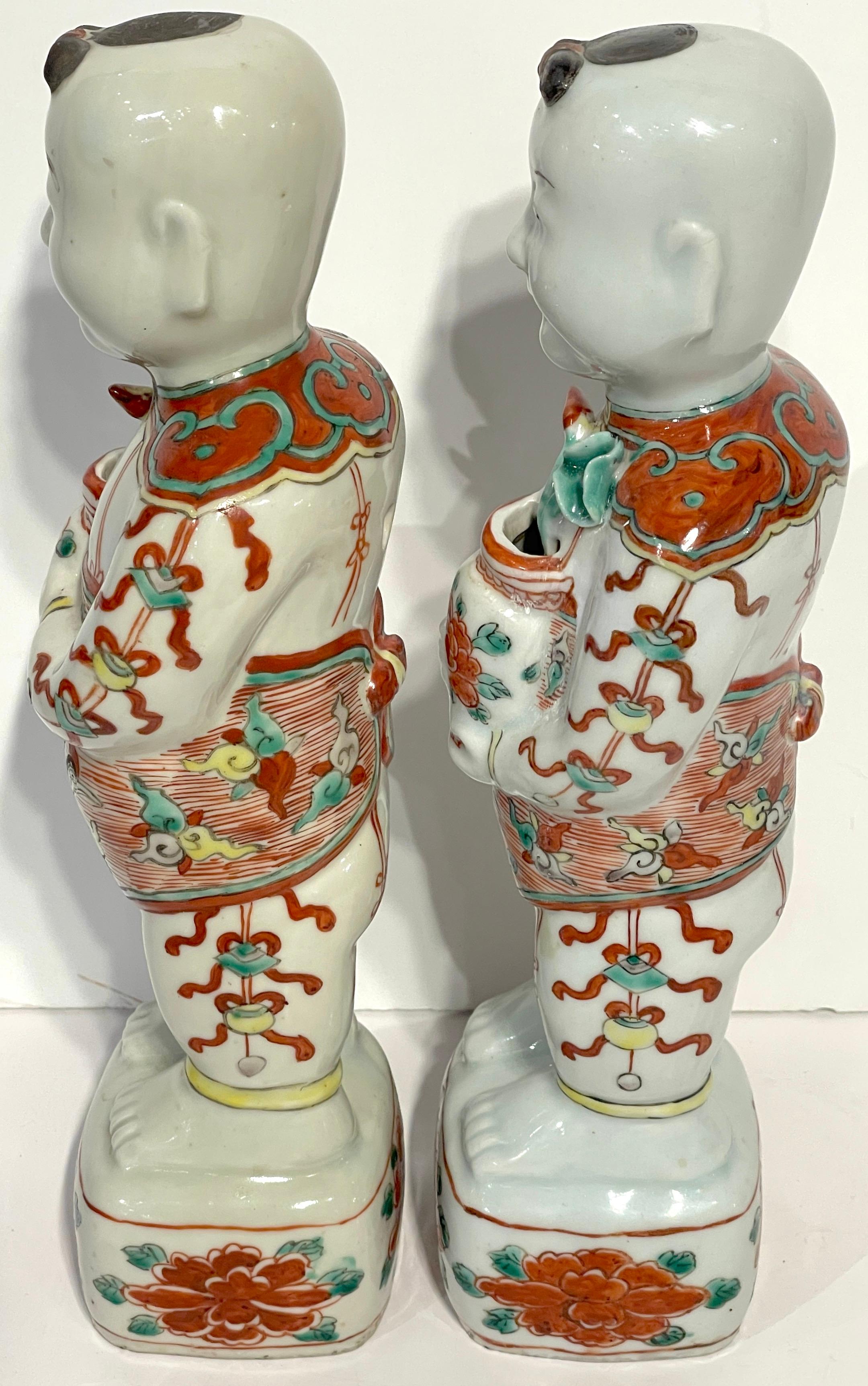 Paire d'exportations chinoises Famille Verte  Figures des jumelles éxiennes Hehe  Bon état - En vente à West Palm Beach, FL