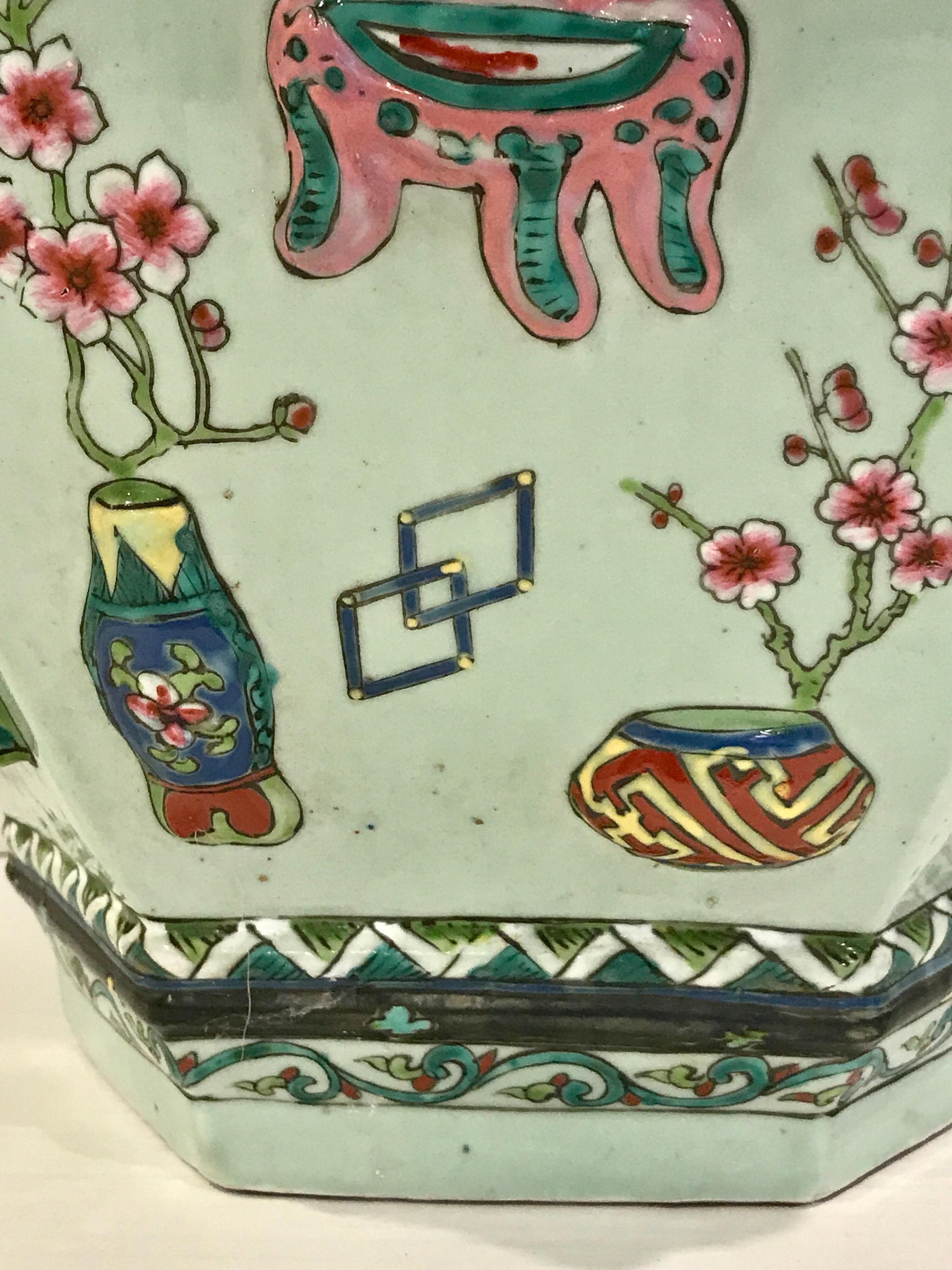 Paire de Jardinières en Famille Verte d'Exportation Chinoise 100 Motifs Antiques, Fin Qing en vente 8