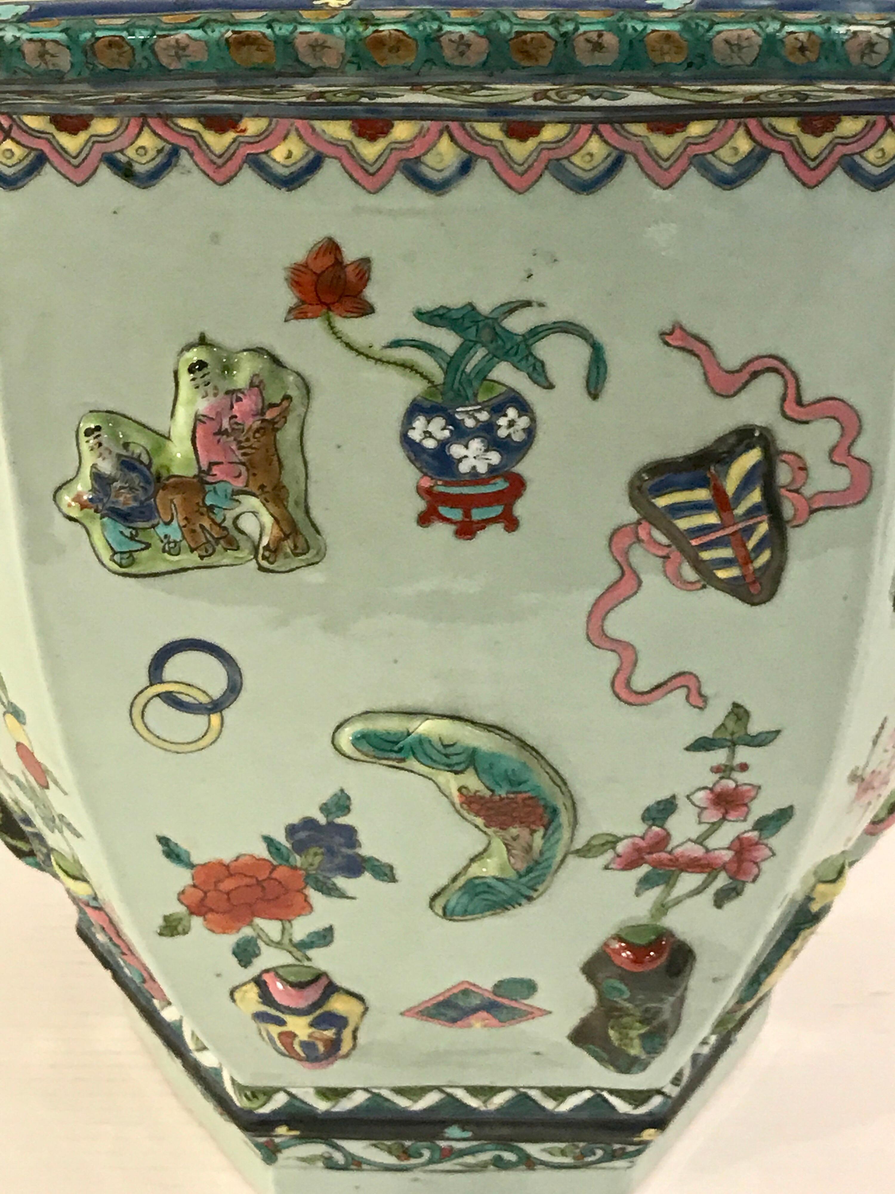 Pair of Chinese Export Famille Verte Jardinières 100 Antique Pattern, Late Qing In Good Condition For Sale In West Palm Beach, FL