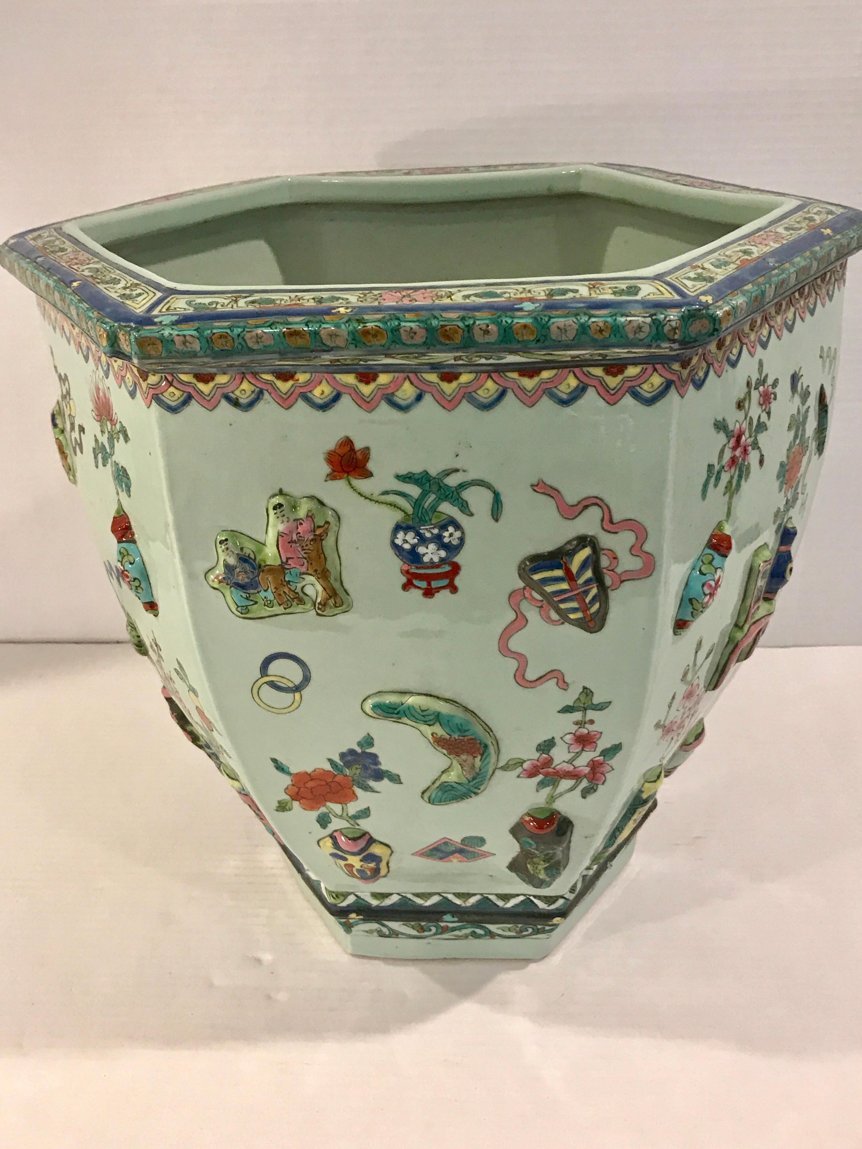 20th Century Pair of Chinese Export Famille Verte Jardinières 100 Antique Pattern, Late Qing