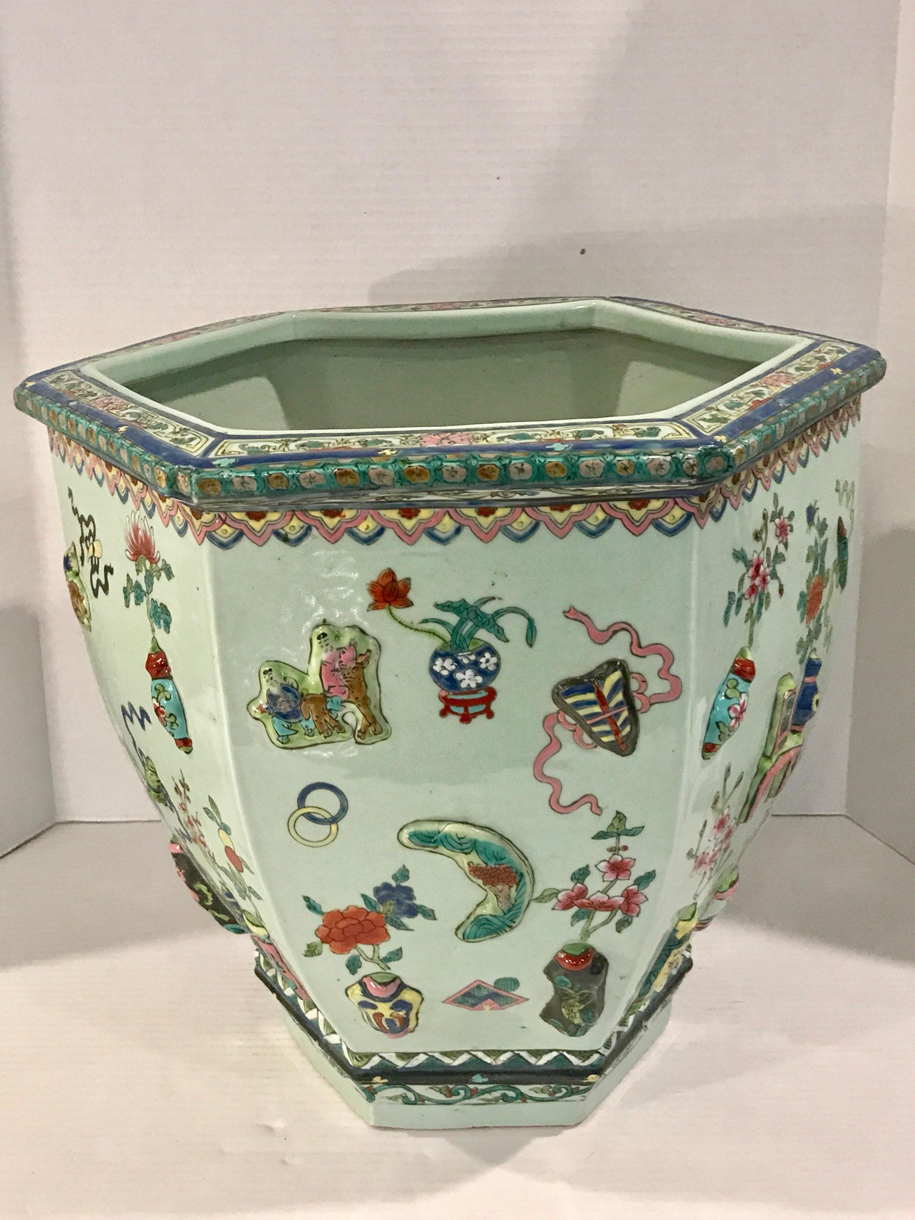 Porcelaine Paire de Jardinières en Famille Verte d'Exportation Chinoise 100 Motifs Antiques, Fin Qing en vente
