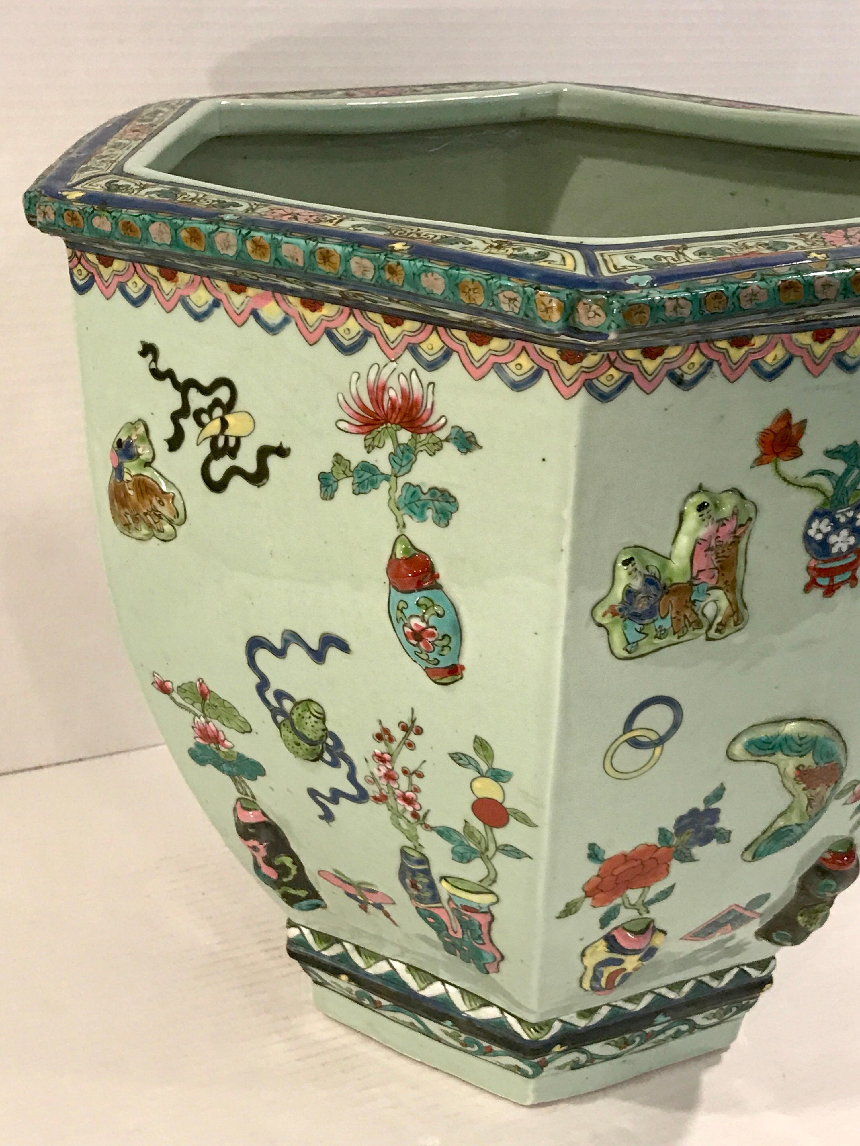 Paire de Jardinières en Famille Verte d'Exportation Chinoise 100 Motifs Antiques, Fin Qing en vente 2