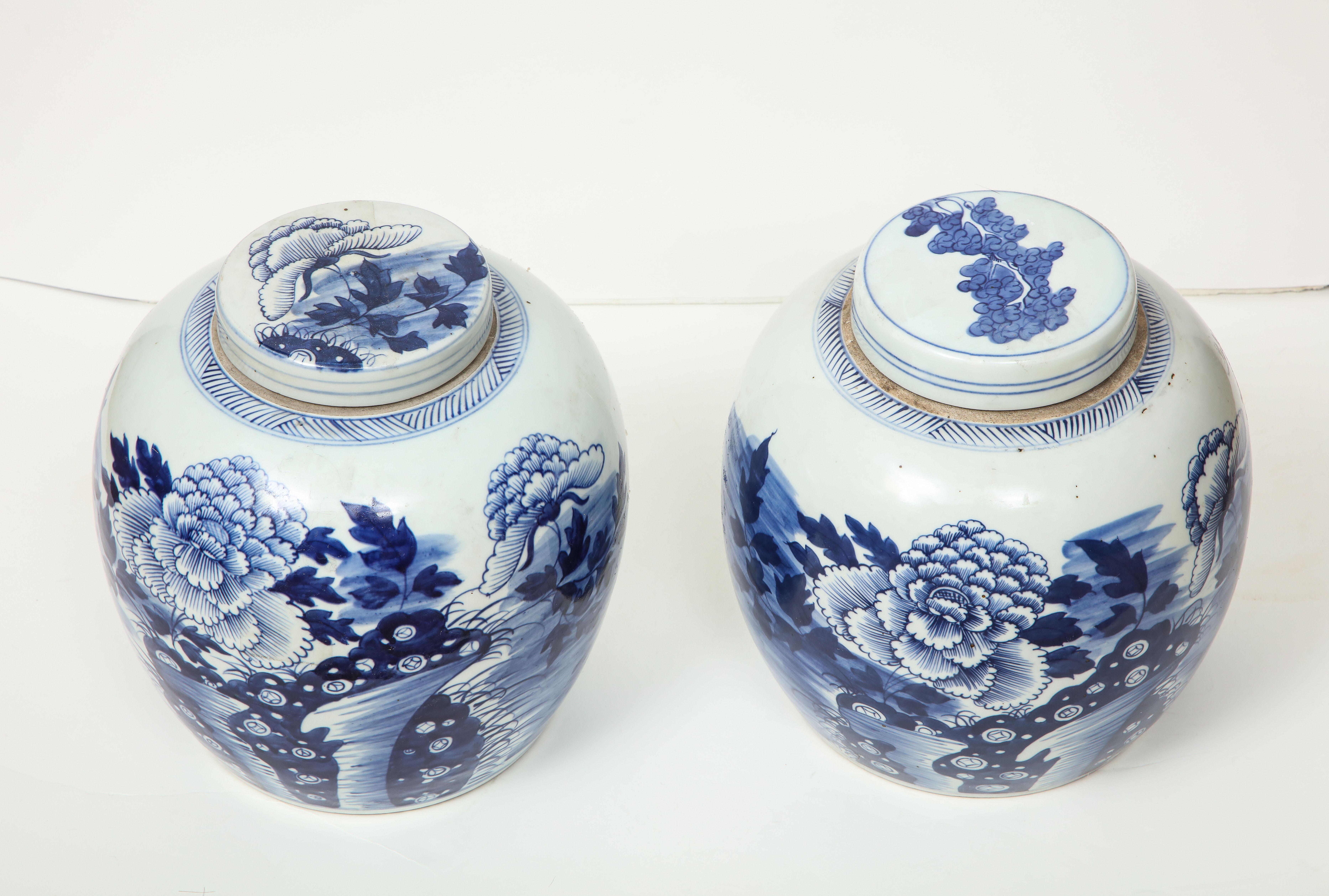 These Chinese export ginger jars with lids are a great way to accessorize a room--on a console, as a centerpiece or with books on a shelf. These decorative pieces add layers to a room and make a house a home!