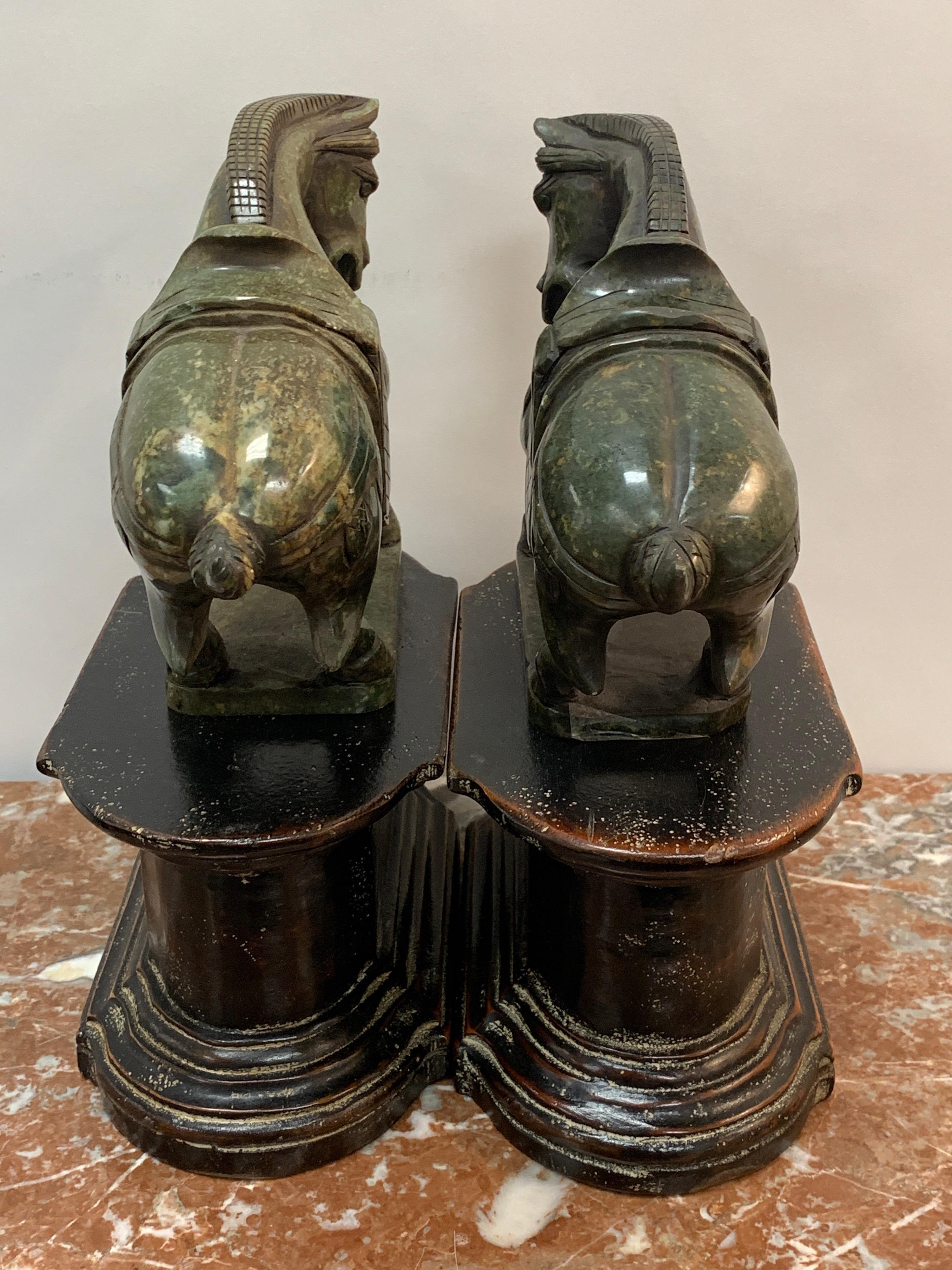 Pareja de caballos y soportes de piedra dura de exportación china Tallado a mano en venta