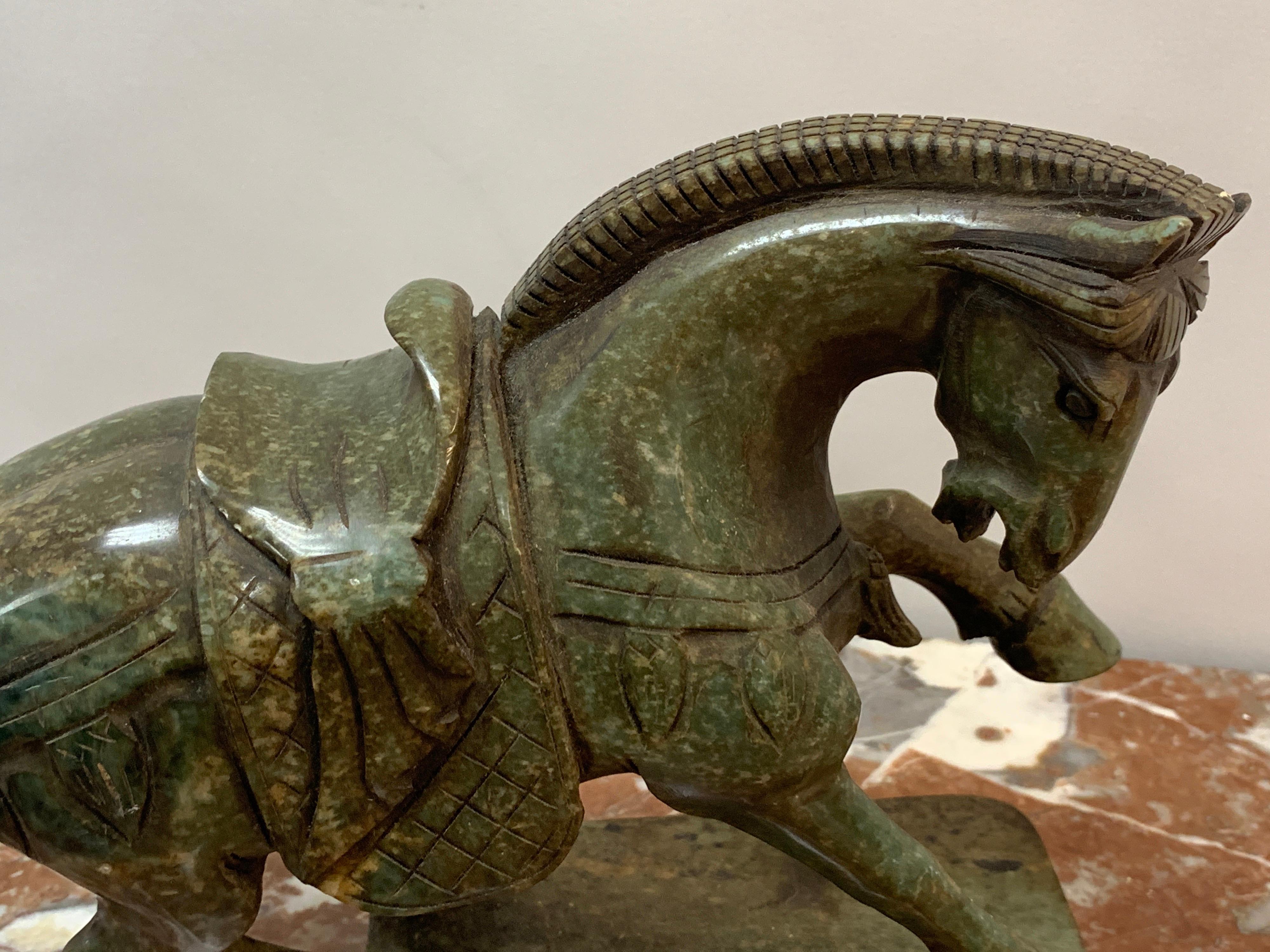 Pareja de caballos y soportes de piedra dura de exportación china siglo XX en venta