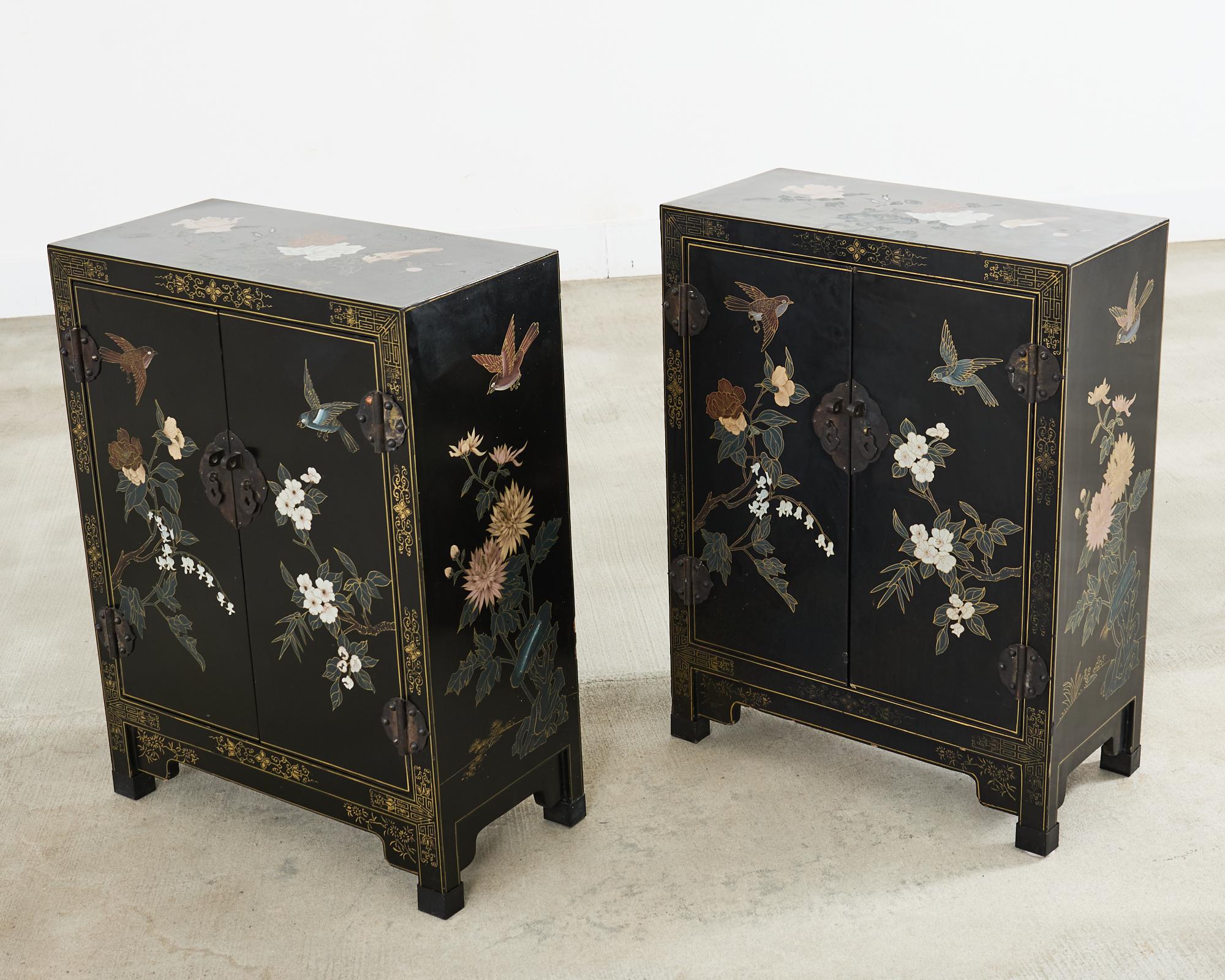 Paire d'armoires Flora Fauna laquées d'exportation chinoise 7