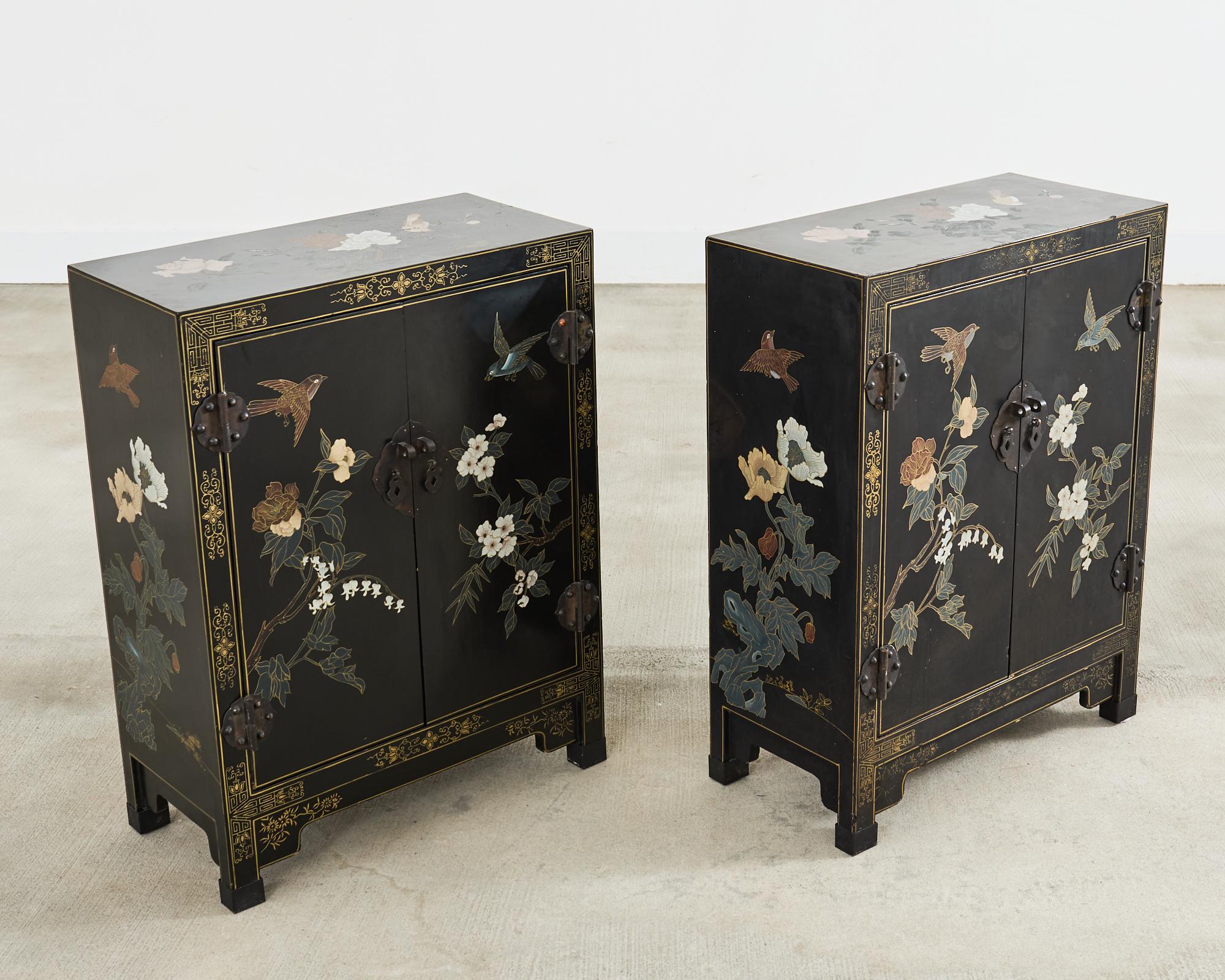 20ième siècle Paire d'armoires Flora Fauna laquées d'exportation chinoise