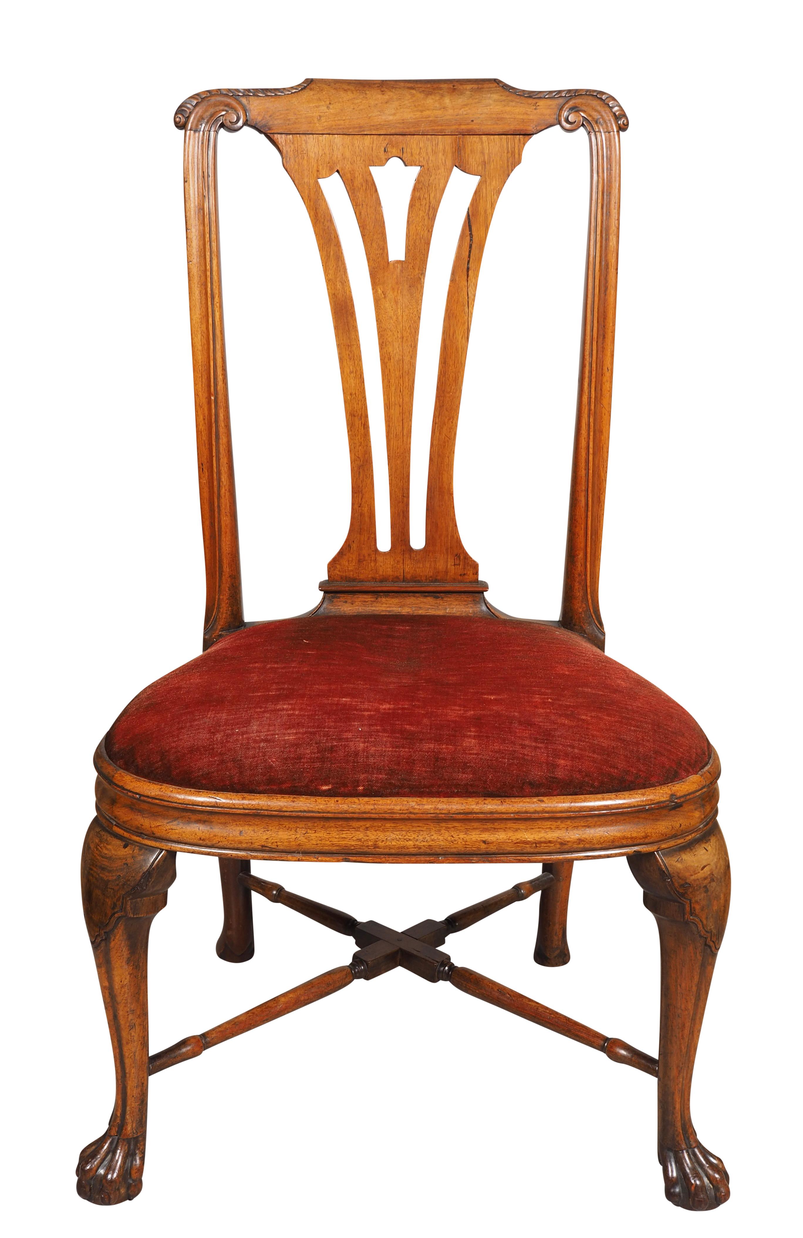 Fabriqué à Goa par un artisan chinois. Chacune d'entre elles est dotée d'une crête façonnée et sculptée de feuilles, surmontée d'un dosseret percé, et d'une assise en forme de ballon. Elle repose sur des pieds cabriole avec des brancards tournés et