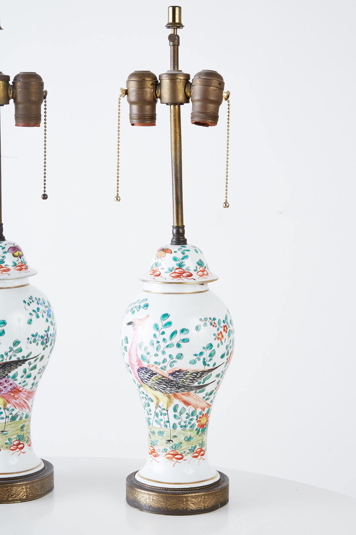 Pair of English Chinoiserie Painted Porcelain Ginger Jar Lamps In Good Condition In Rio Vista, CA