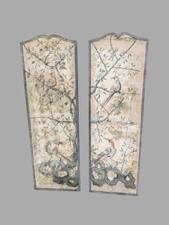 Coppia di pannelli cinesi da esportazione decorati con uccelli e fiori esotici, 1790 ca.