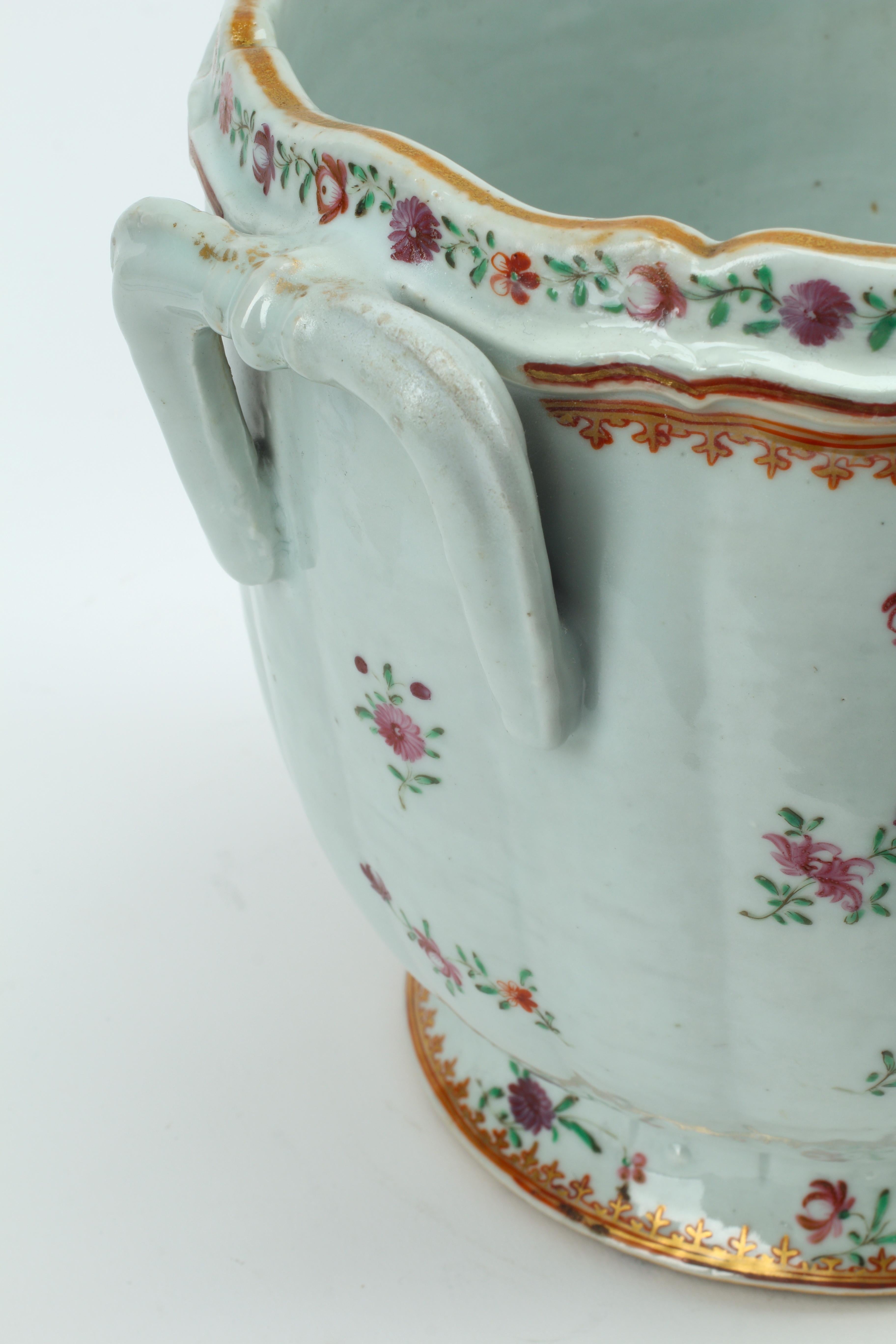 Cette paire de cache-pots en porcelaine polychrome d'exportation chinoise du XVIIIe siècle est un exemple exceptionnel de porcelaine ancienne fabriquée par d'habiles artisans chinois pour le marché européen. Le bord festonné est orné d'une délicate