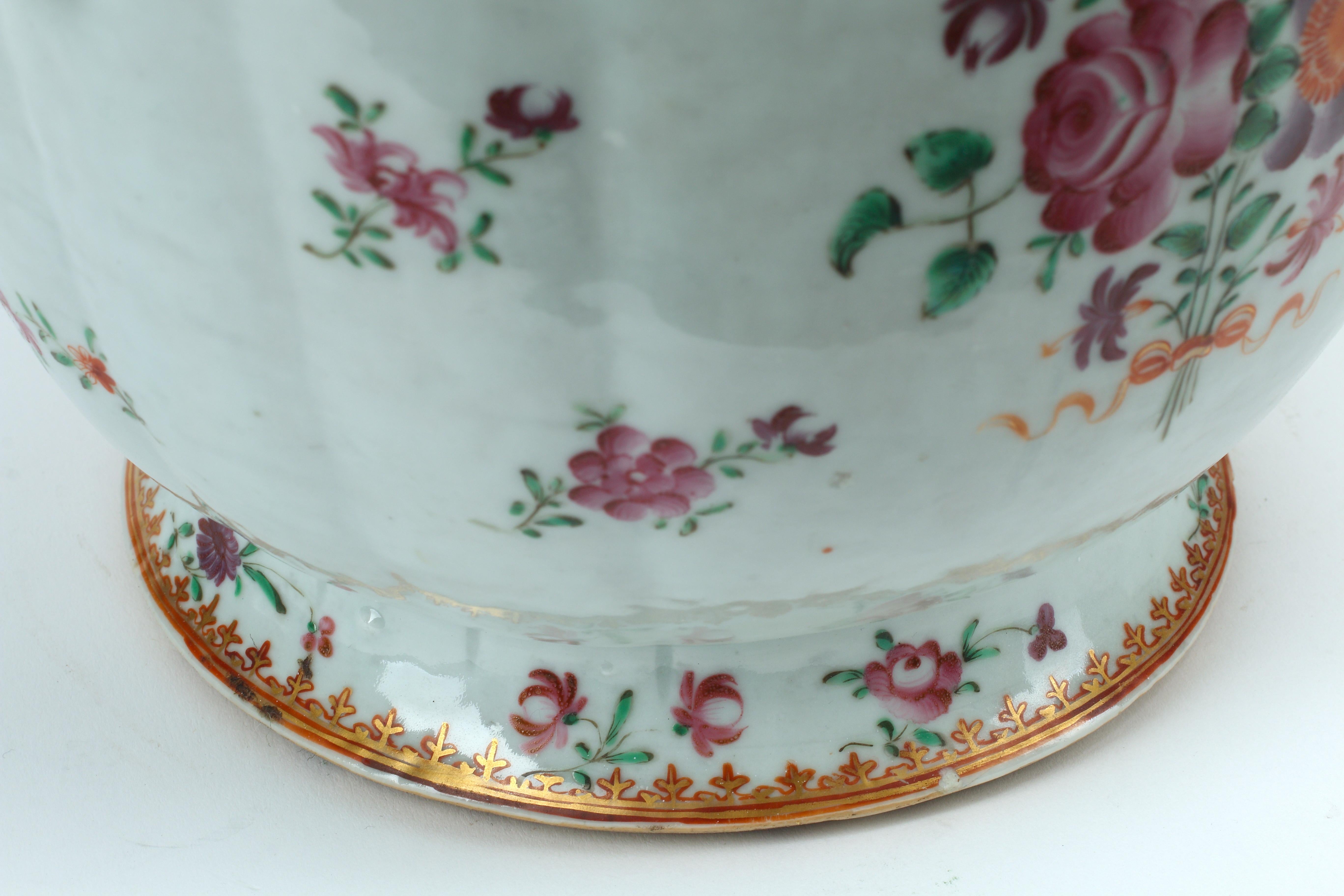 Exportation chinoise Paire de pots à caches en porcelaine polychrome d'exportation chinoise, XVIIIe siècle en vente