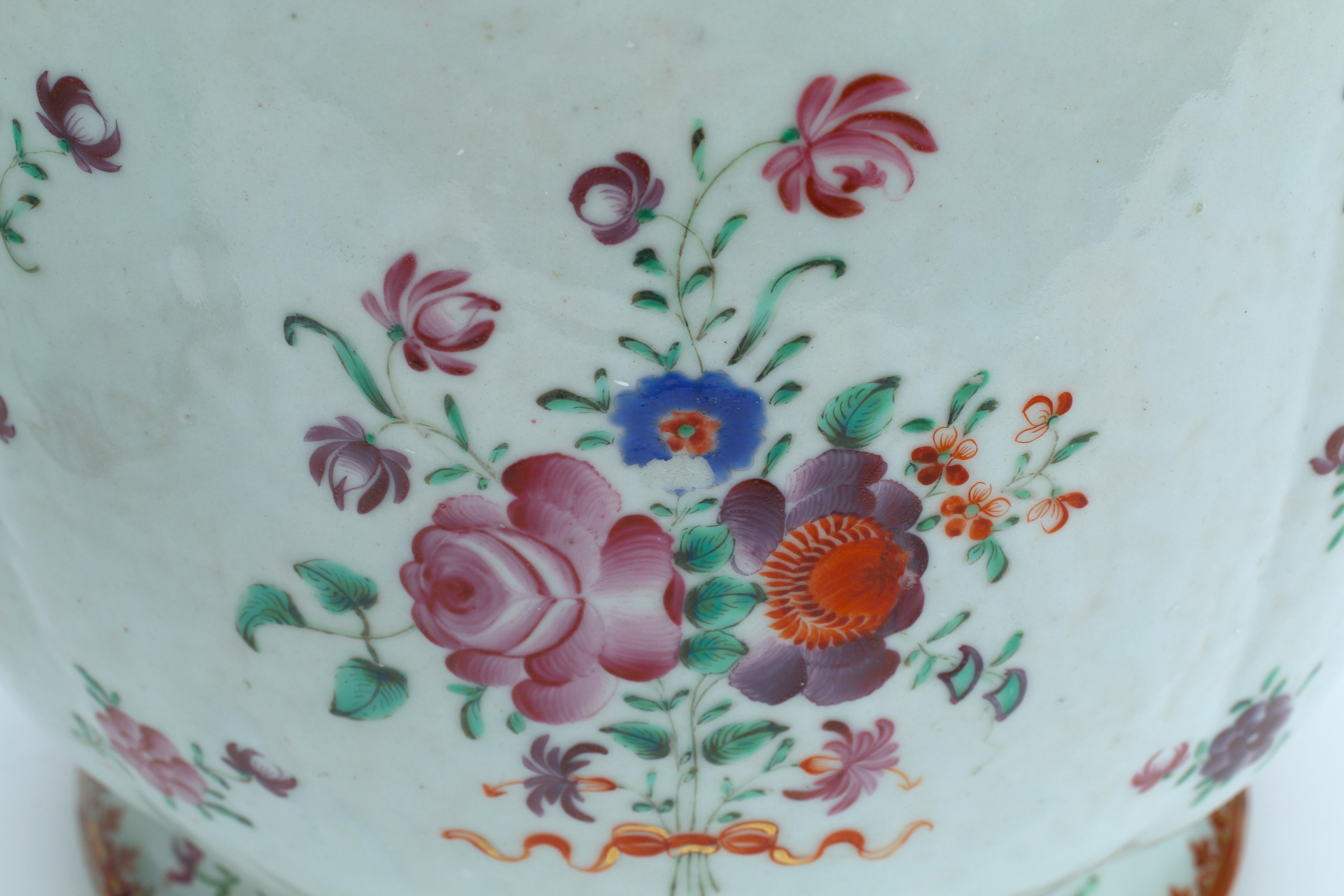 Chinois Paire de pots à caches en porcelaine polychrome d'exportation chinoise, XVIIIe siècle en vente