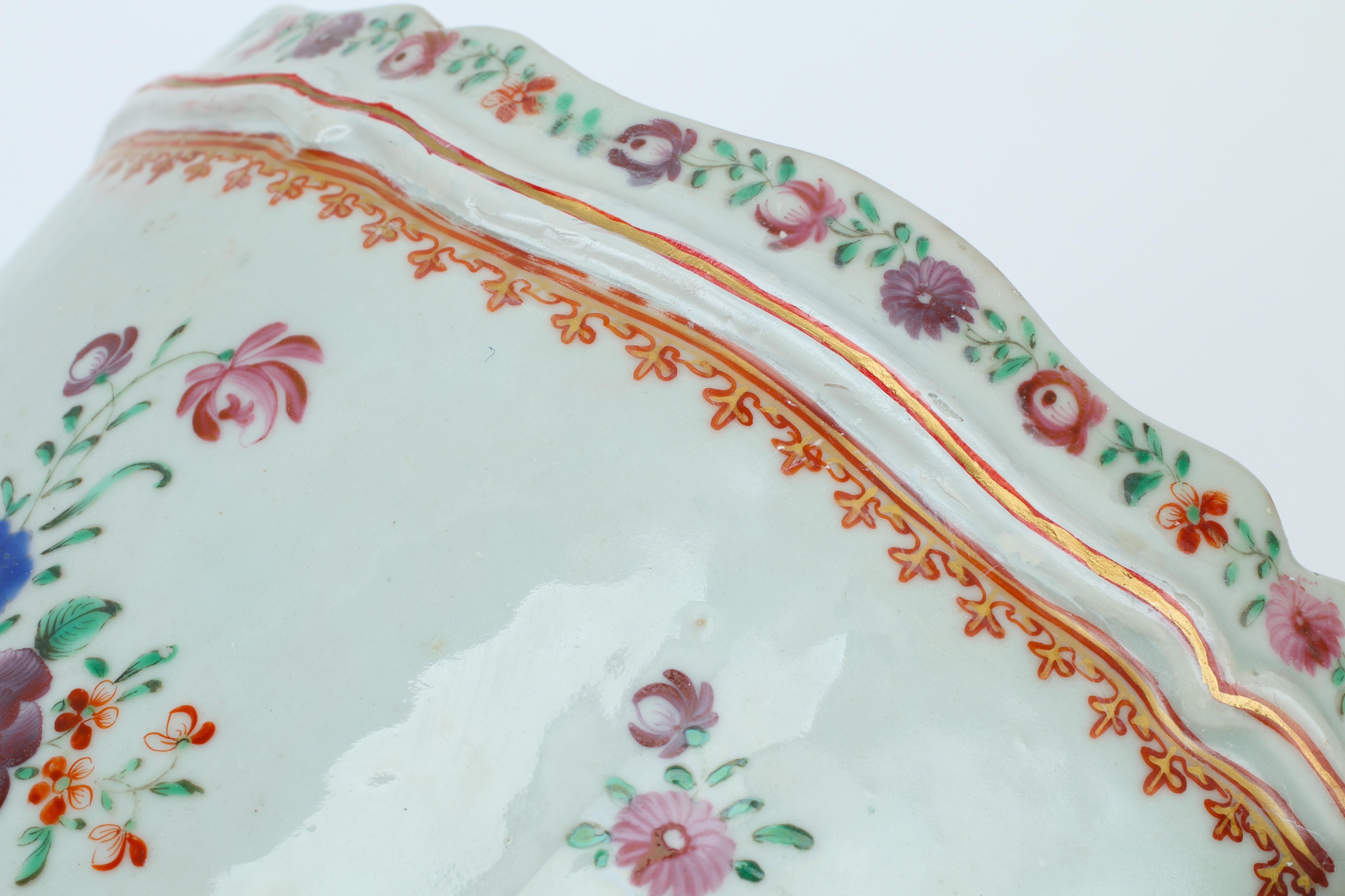 Polychromé Paire de pots à caches en porcelaine polychrome d'exportation chinoise, XVIIIe siècle en vente