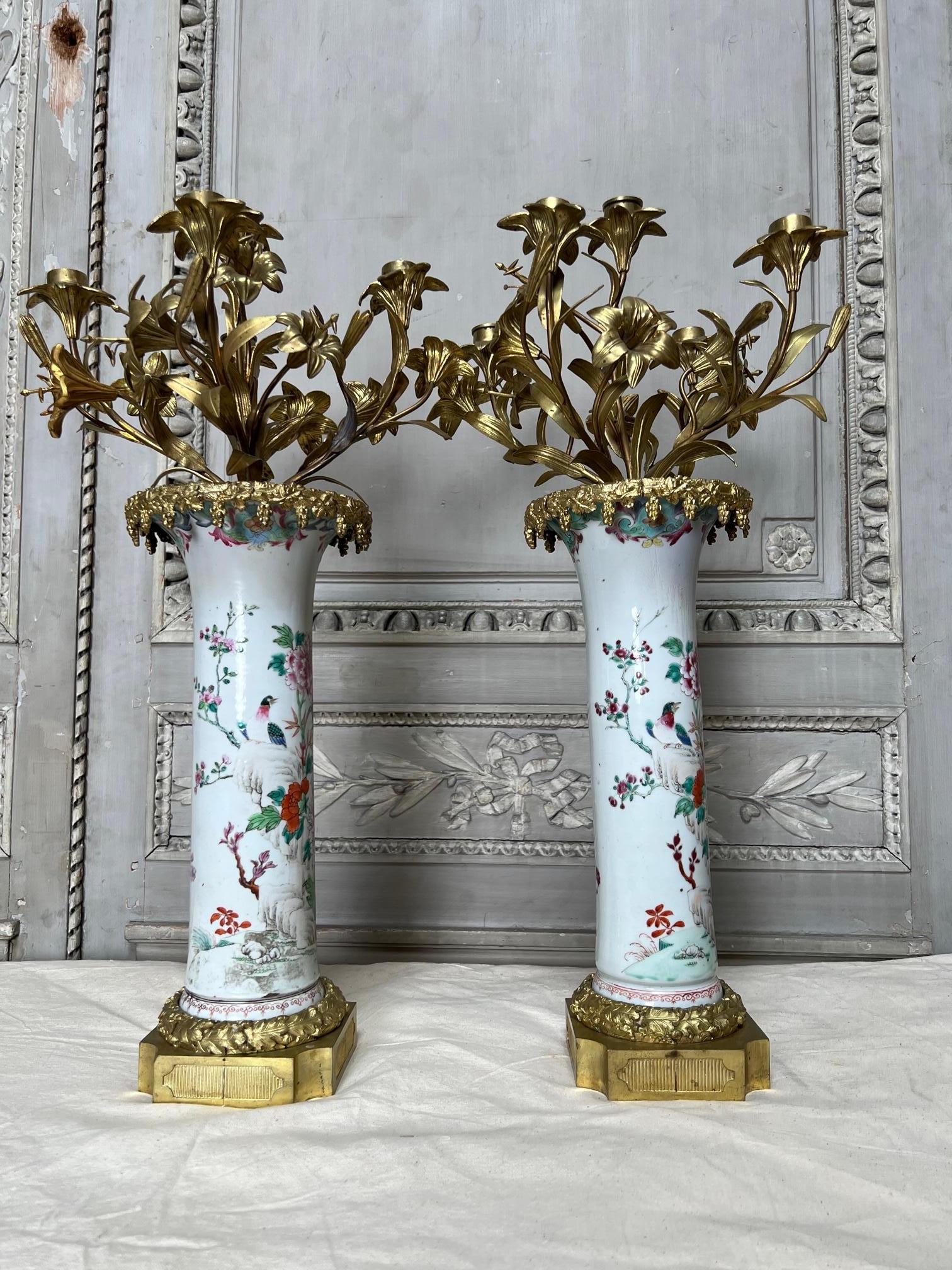 Francese Coppia di candelabri in porcellana d'esportazione cinese e bronzo francese in vendita