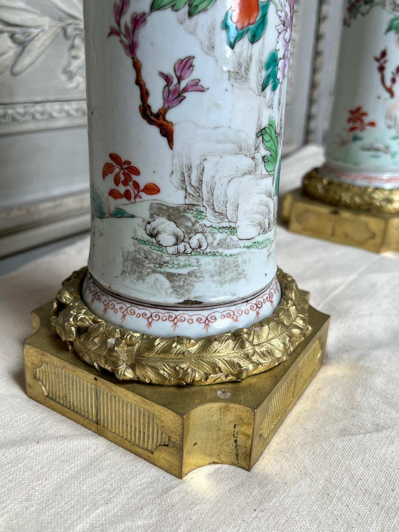 Bronze Paire de candélabres en porcelaine d'exportation chinoise et bronze français en vente
