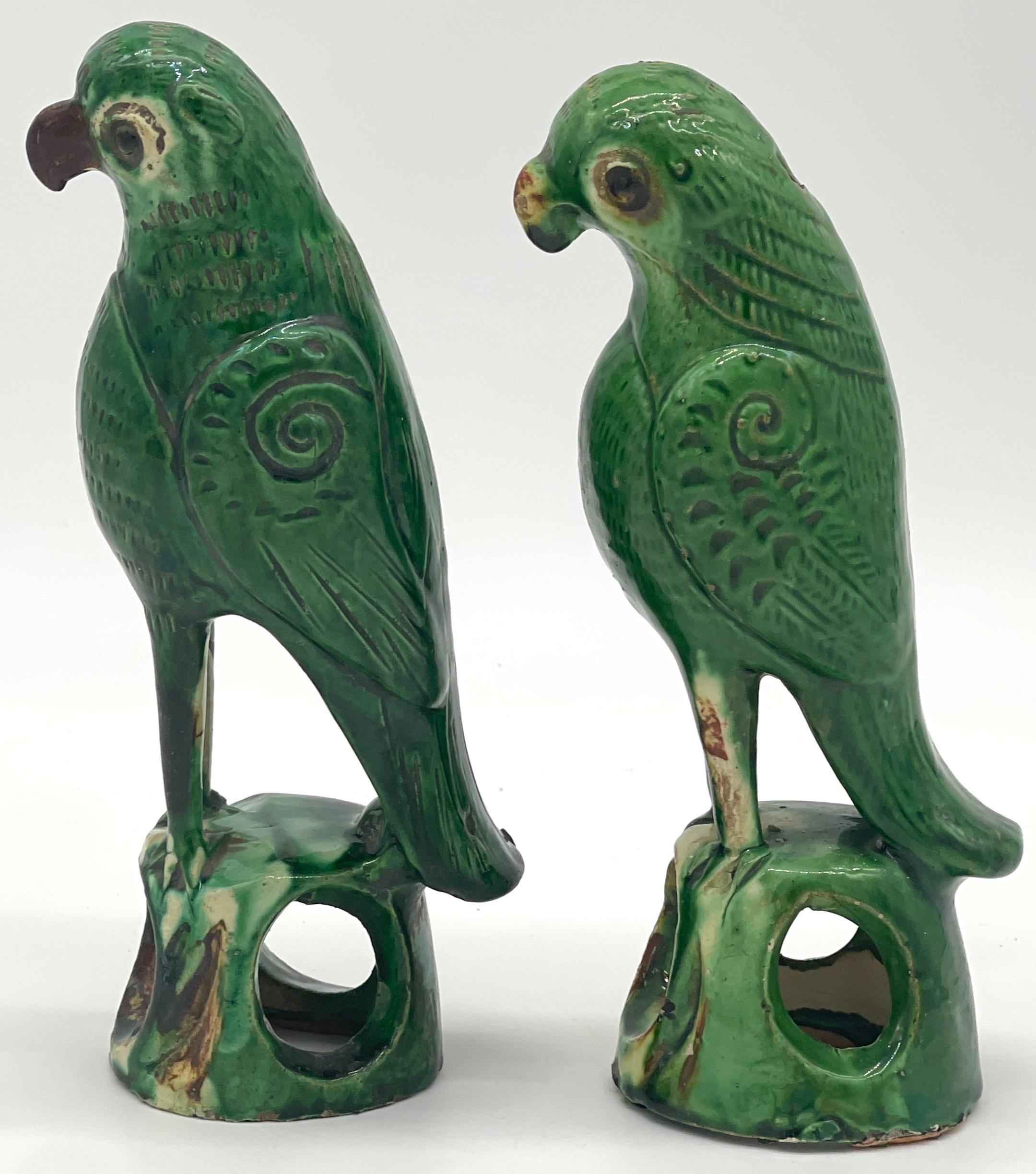 Paar chinesisches Export-Porzellan in Grün, Sancai  Glasierte Papageien
China, Anfang 20. Jahrhundert

Ein Paar chinesischer Export-Porzellan-Papageien aus grüner Sancai-Glasur, die aus dem China des frühen 20. Jeder Papagei von  typische form A,