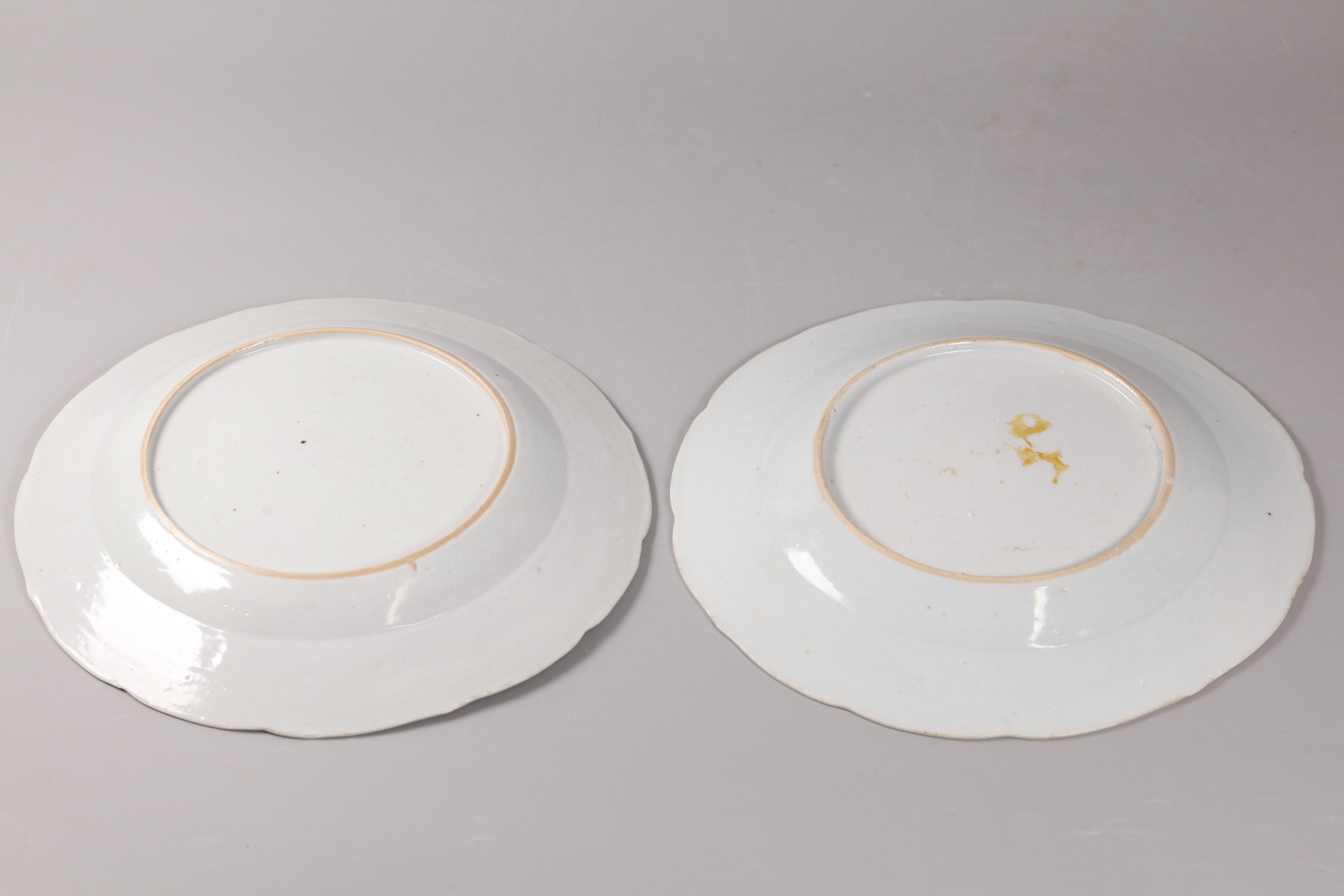 Paire d'assiettes en porcelaine d'exportation chinoise, 18e siècle Bon état - En vente à New York, NY