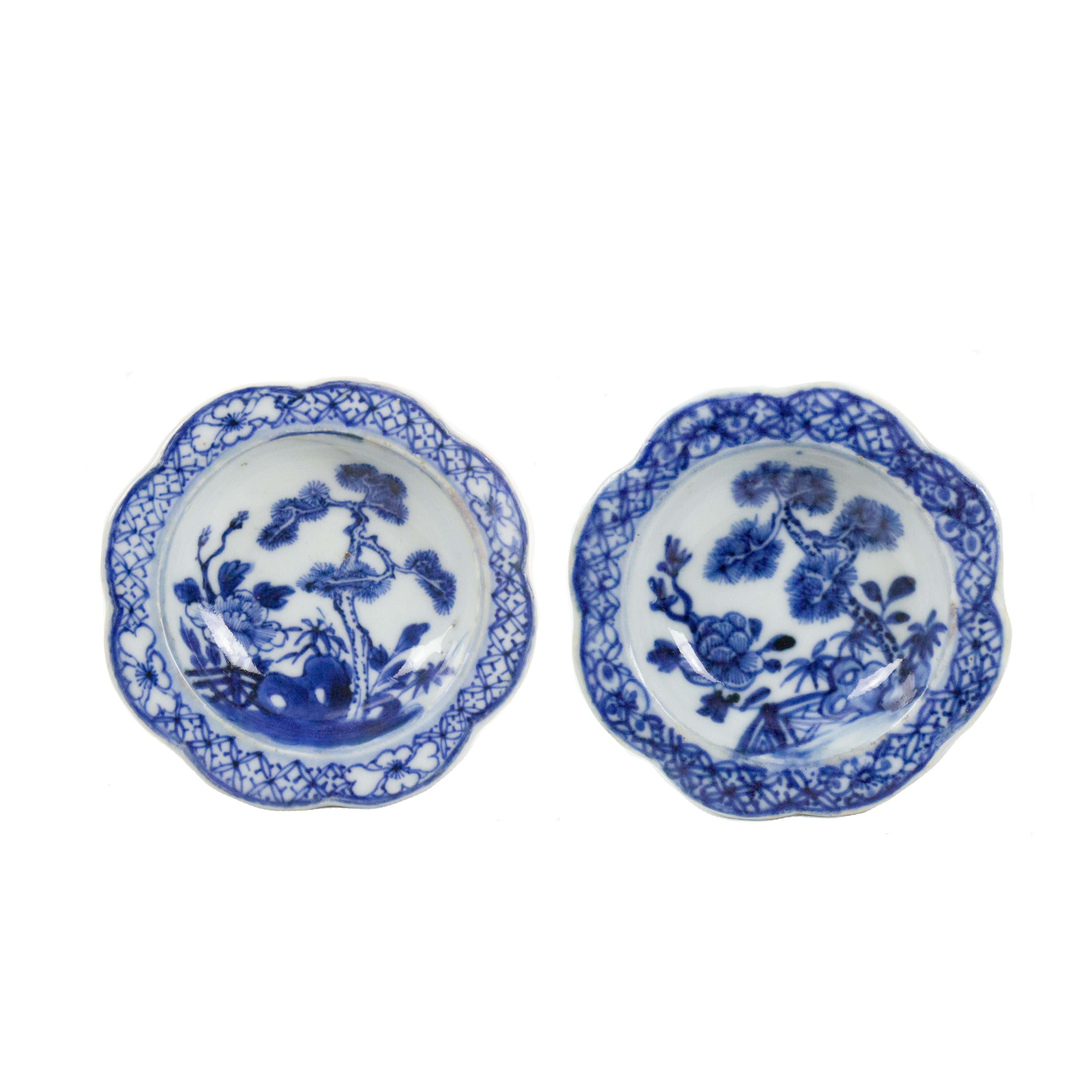 Pair of Chinese porcelain salt-cellars with lobed rim, East India Company, Qianlong Period (1736-1795). Underglaze blue decoration with vegetal and floral motifs. 
 