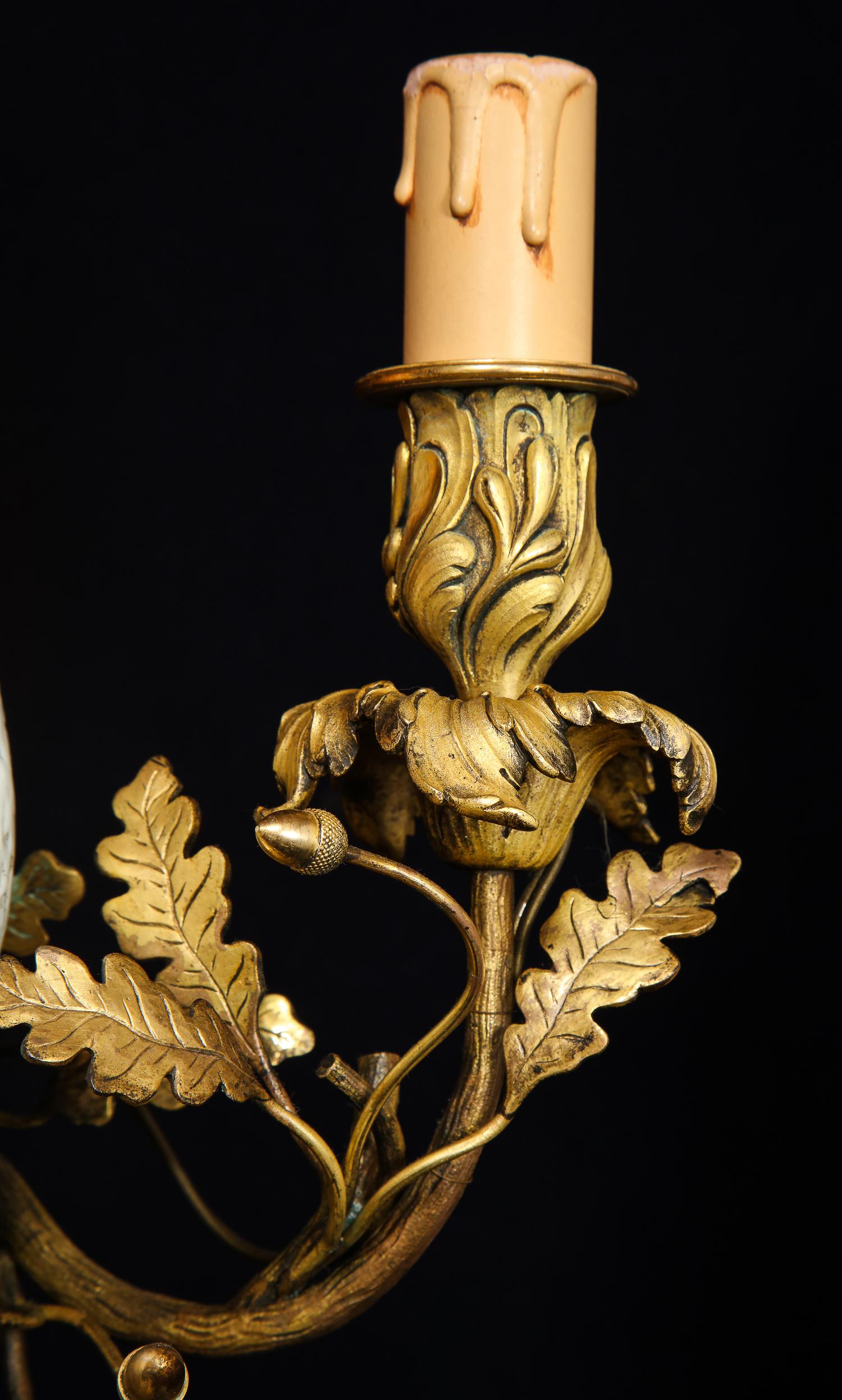 Paire de candélabres d'exportation chinois de style Louis XVI en forme de coq montés sur bronze doré en vente 3