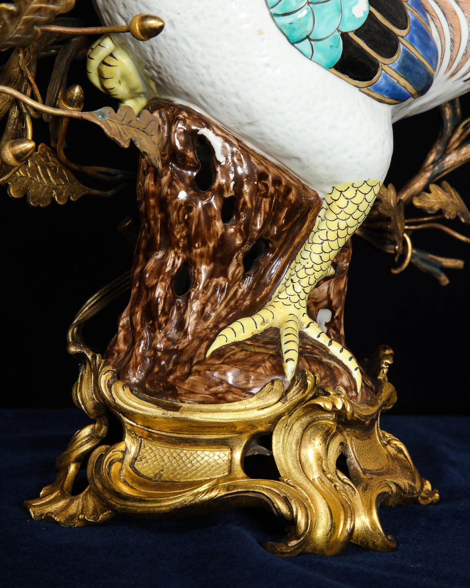 Pareja de candelabros de exportación chinos con gallo estilo Luis XVI montados en bronce dorado en venta 4
