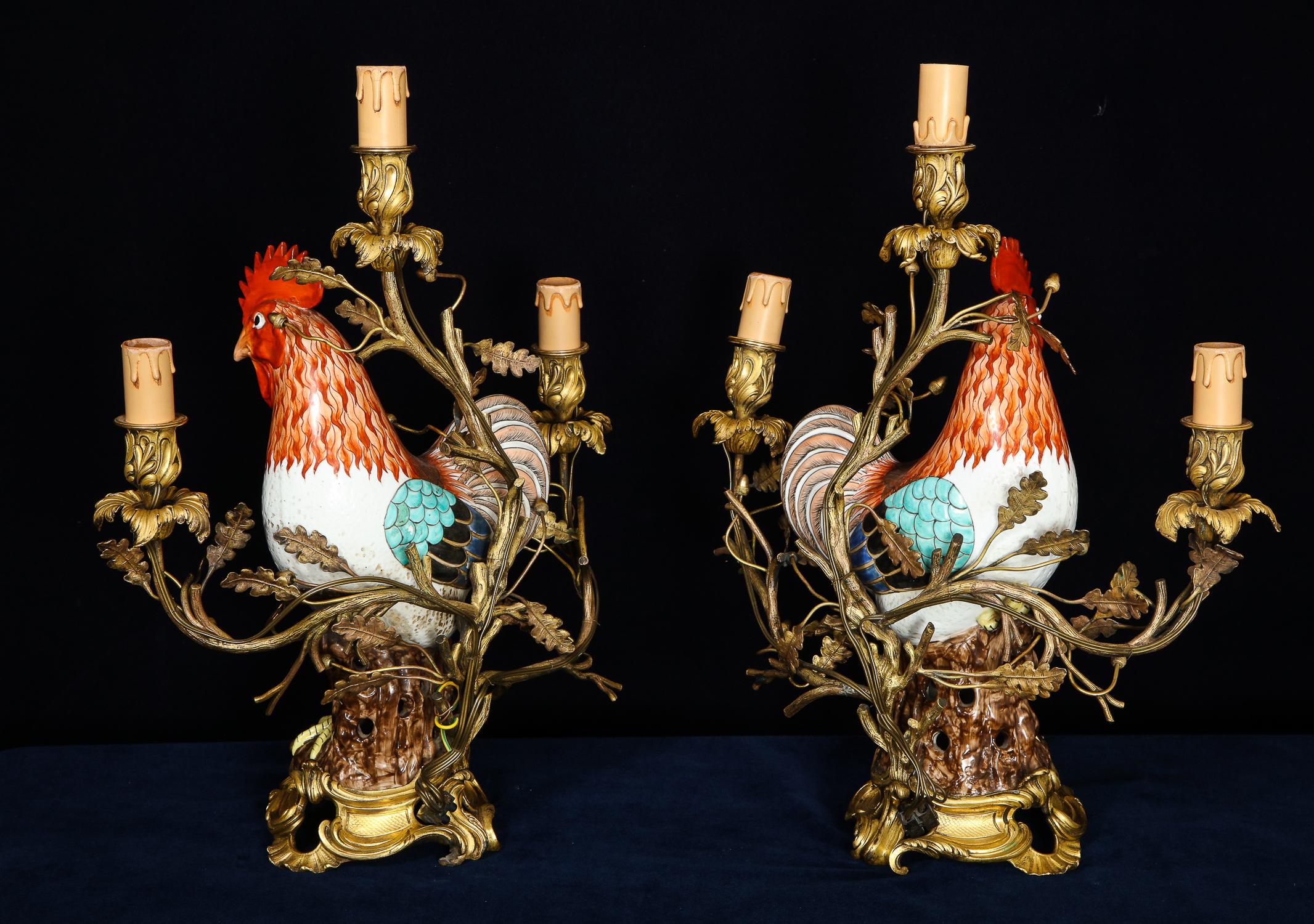 Pareja de candelabros de exportación chinos con gallo estilo Luis XVI montados en bronce dorado Dorado en venta