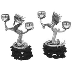 Pareja de candelabros de dragón de plata de exportación chinos