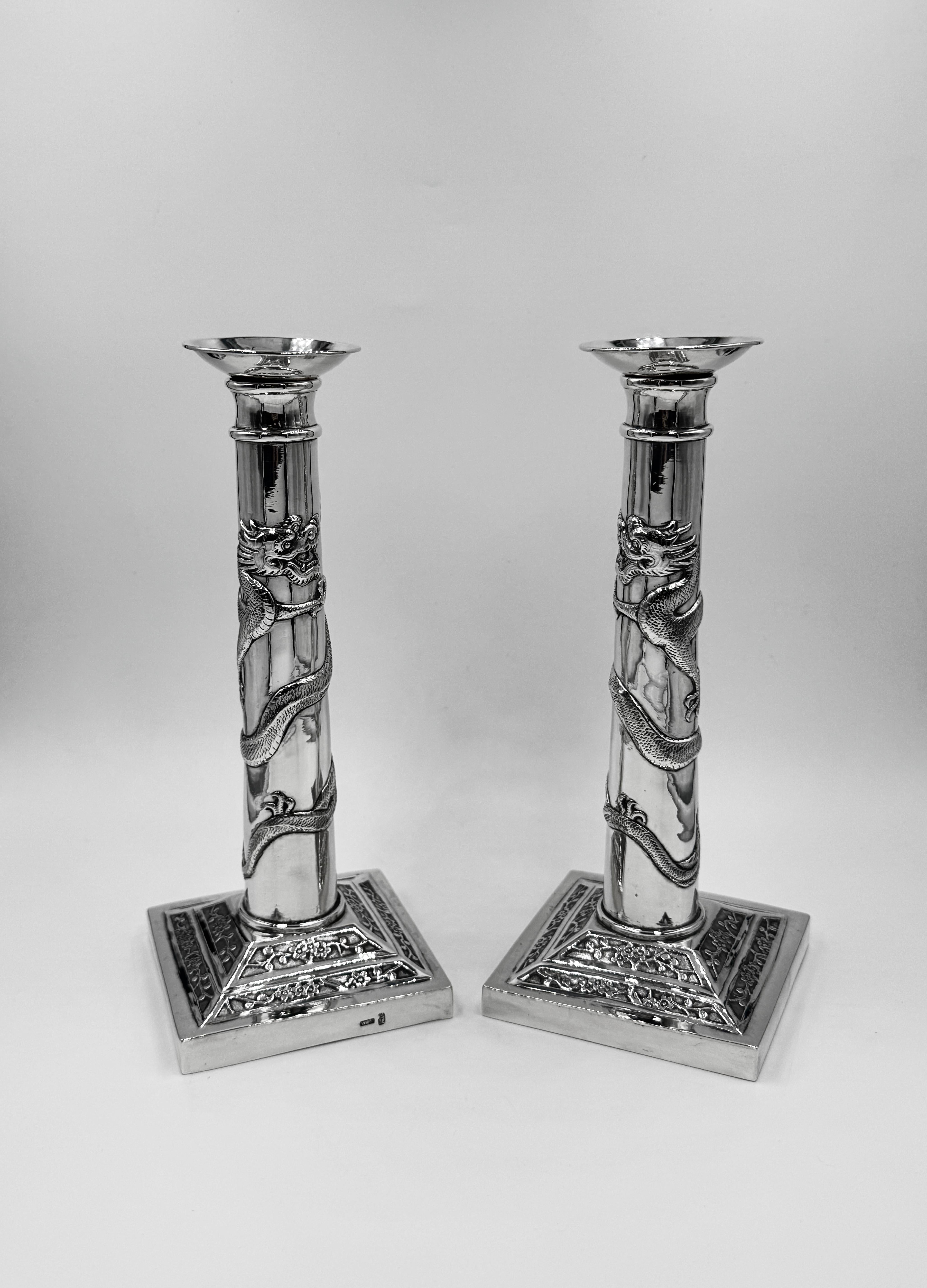 Pareja de candeleros chinos de plata de exportación Exportación china en venta
