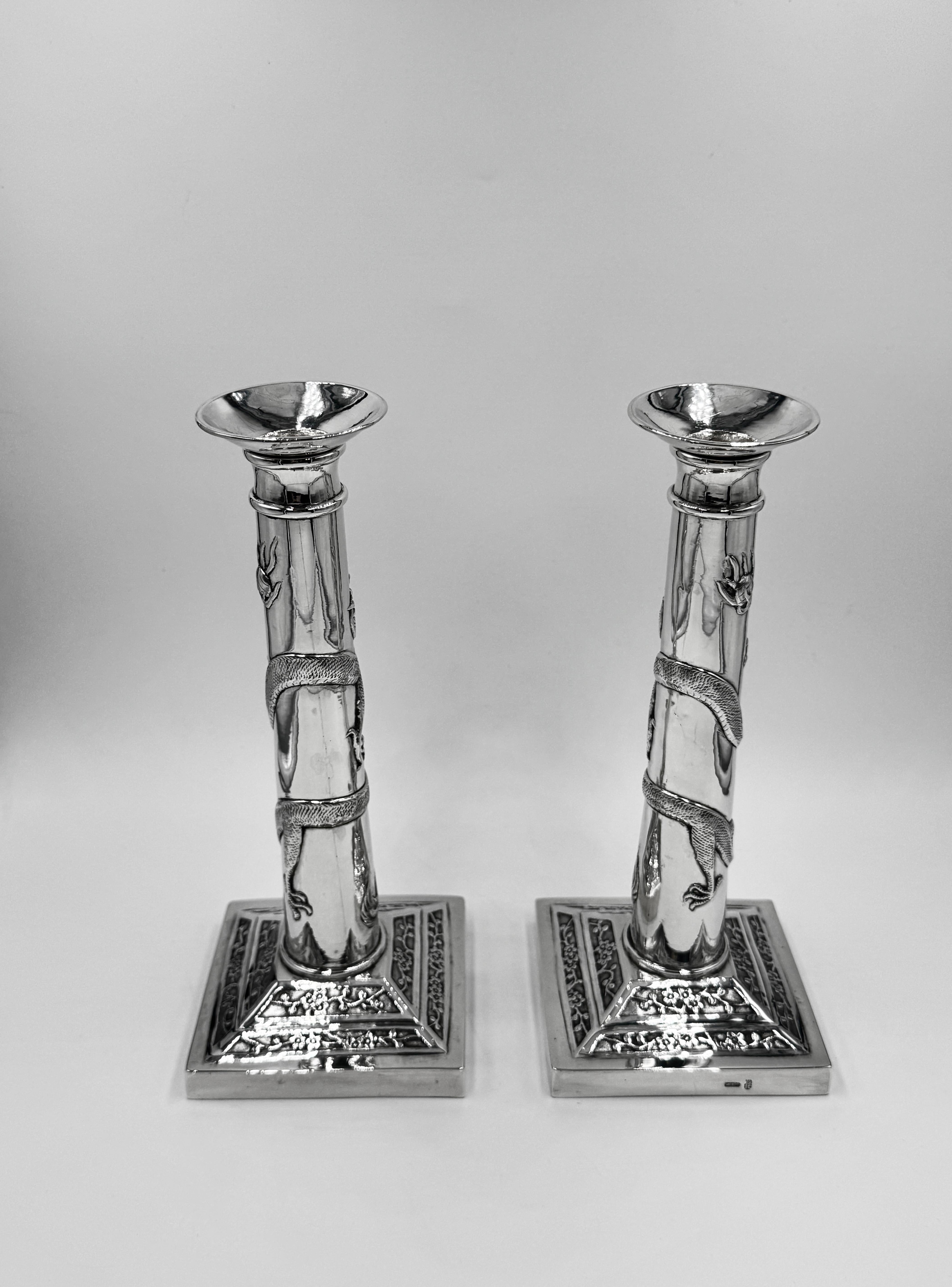 Pareja de candeleros chinos de plata de exportación Chino en venta