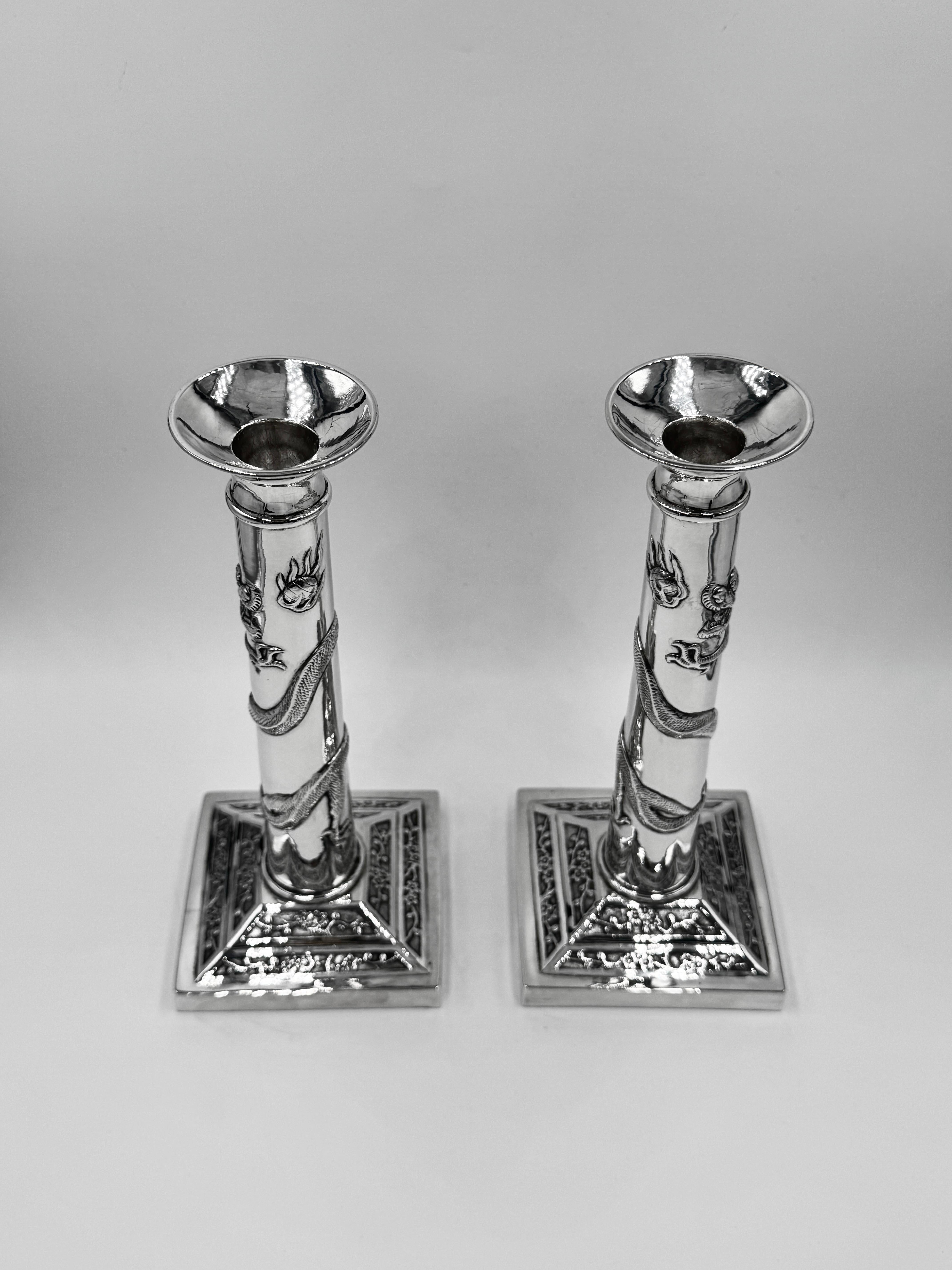 Pareja de candeleros chinos de plata de exportación principios del siglo XX en venta