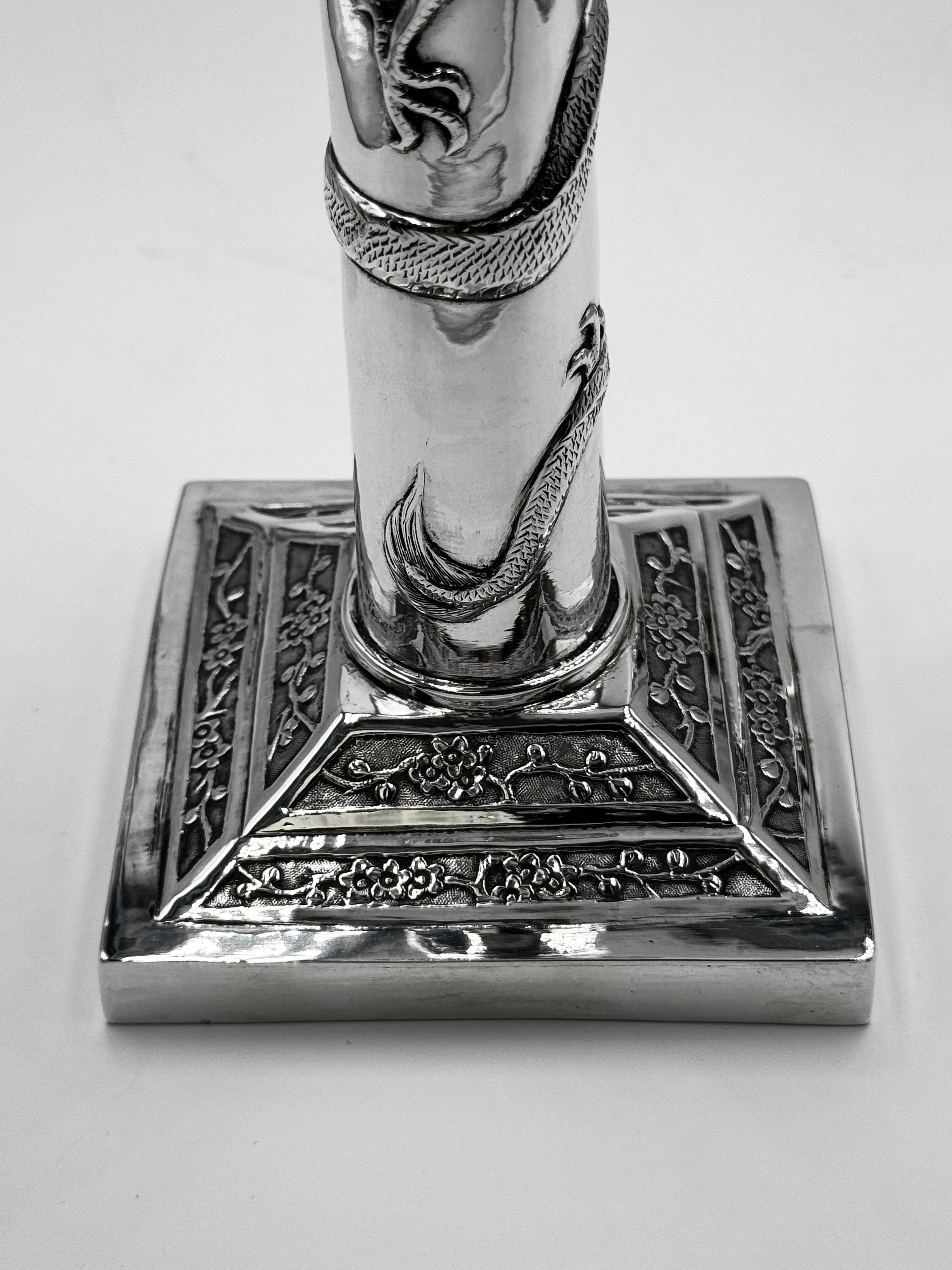 Pareja de candeleros chinos de plata de exportación en venta 1