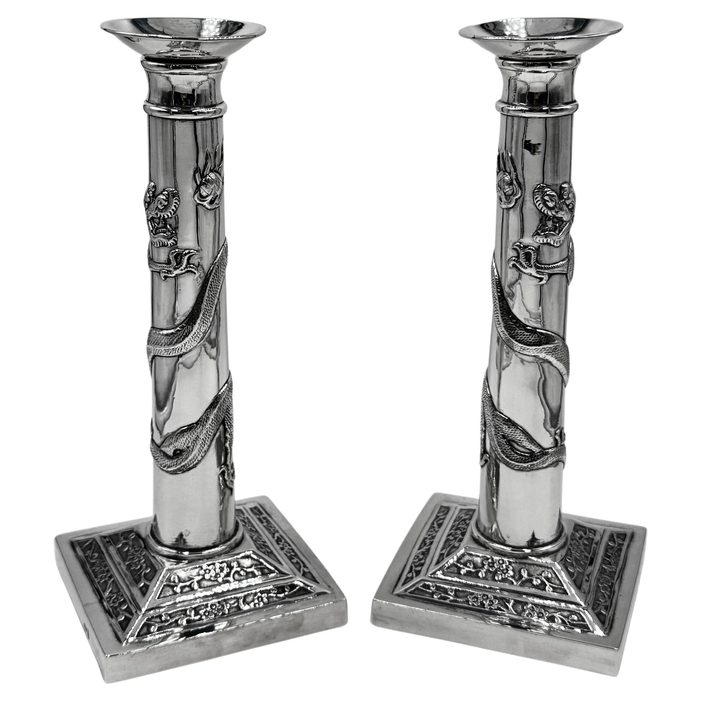 Pareja de candeleros chinos de plata de exportación