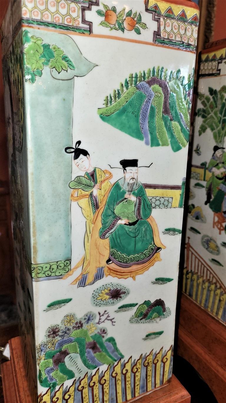 Pareja de lámparas chinas de sobremesa altas de famile verte y coral en venta 8