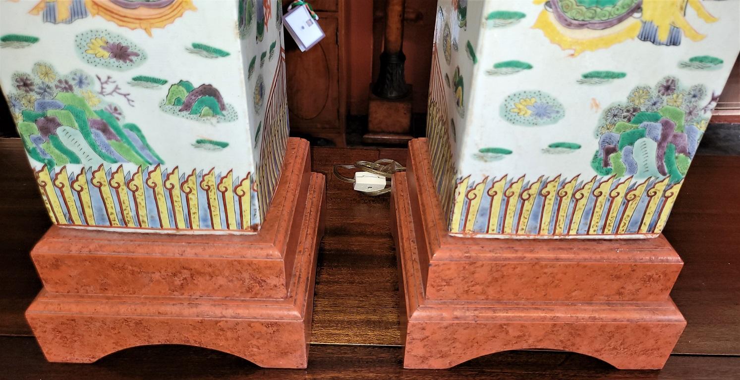 Presentamos un precioso par de lámparas chinas de sobremesa altas de Famile verte y coral.

Mediados del siglo XX, hacia 1960-80.

Se trata de exportaciones chinas con el patrón Famile Verte, famoso en la región china de Cantón.

Preciosos detalles