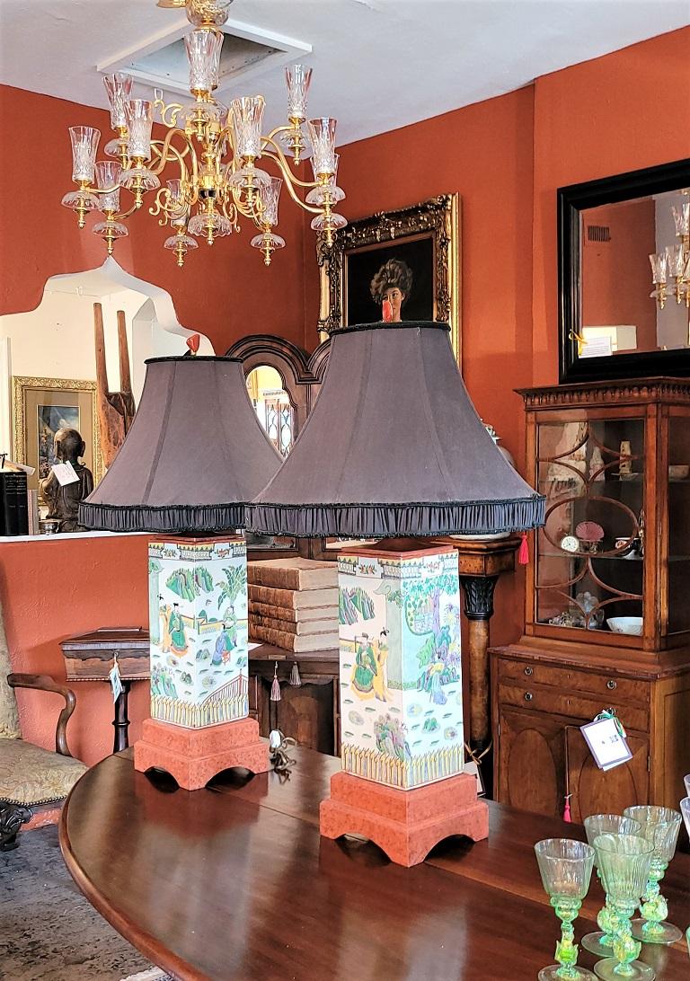 Pareja de lámparas chinas de sobremesa altas de famile verte y coral en Bueno estado para la venta en Dallas, TX