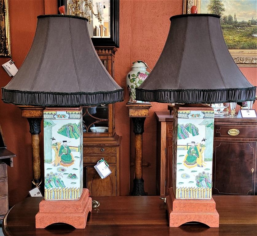 Pareja de lámparas chinas de sobremesa altas de famile verte y coral siglo XX en venta
