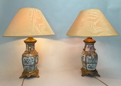 Coppia di lampade cinesi Familie Rose in porcellana e bronzo dorato, fine XIX secolo