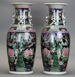 Paire de vases en porcelaine chinoise de la famille noire