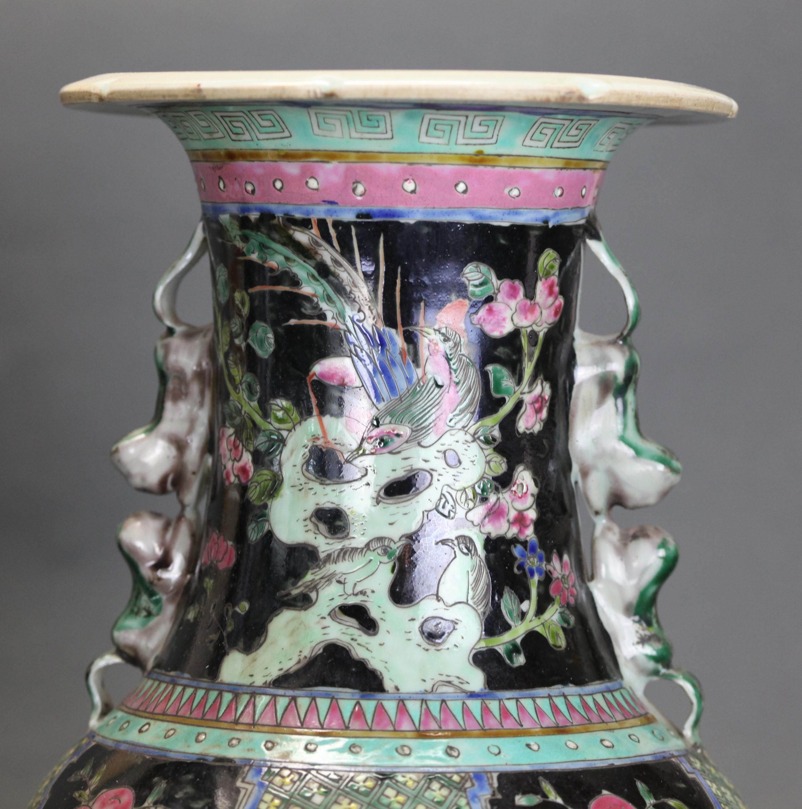 Chinois Paire de vases en porcelaine chinoise de la famille noire en vente