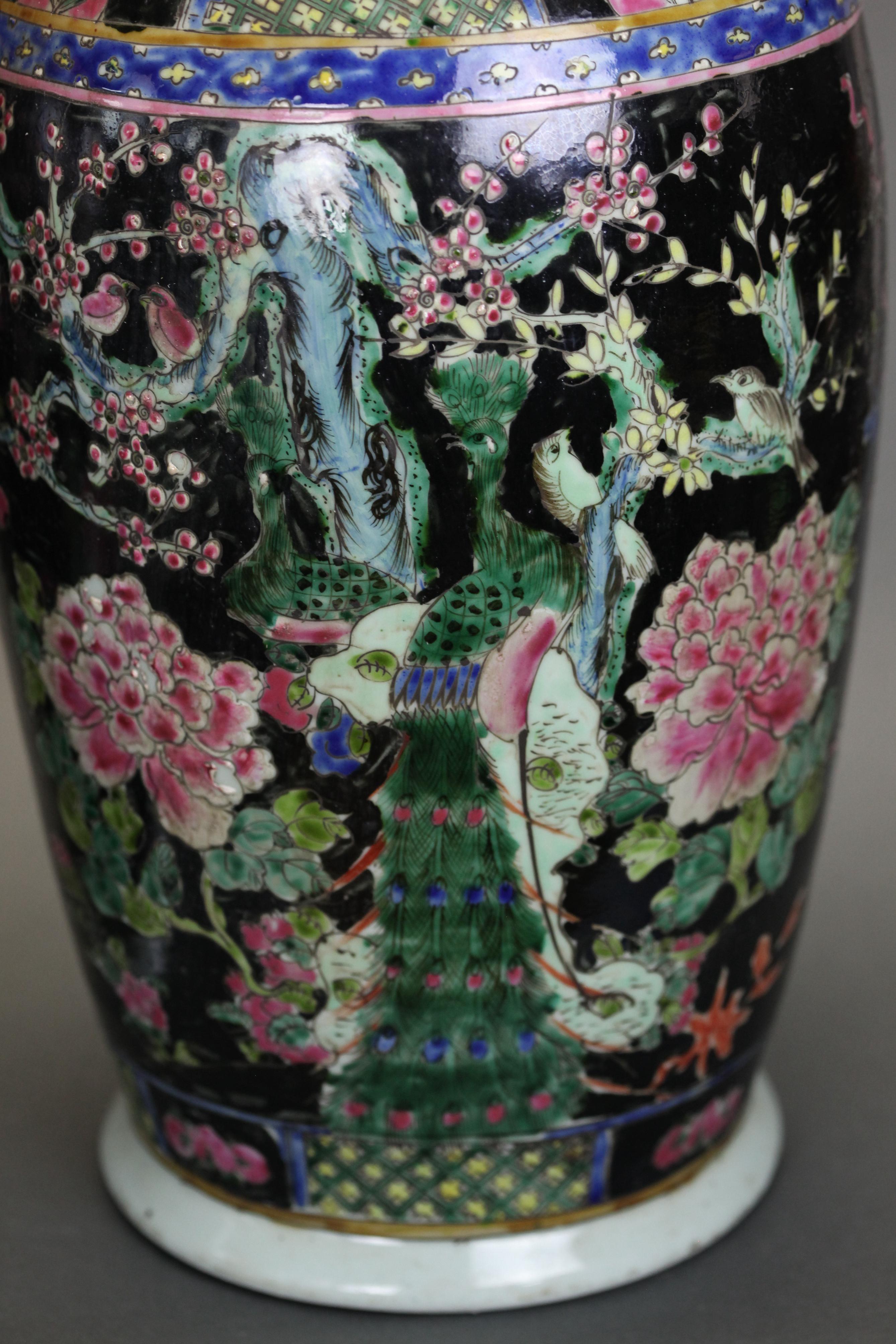 Paire de vases en porcelaine chinoise de la famille noire Bon état - En vente à New York, NY