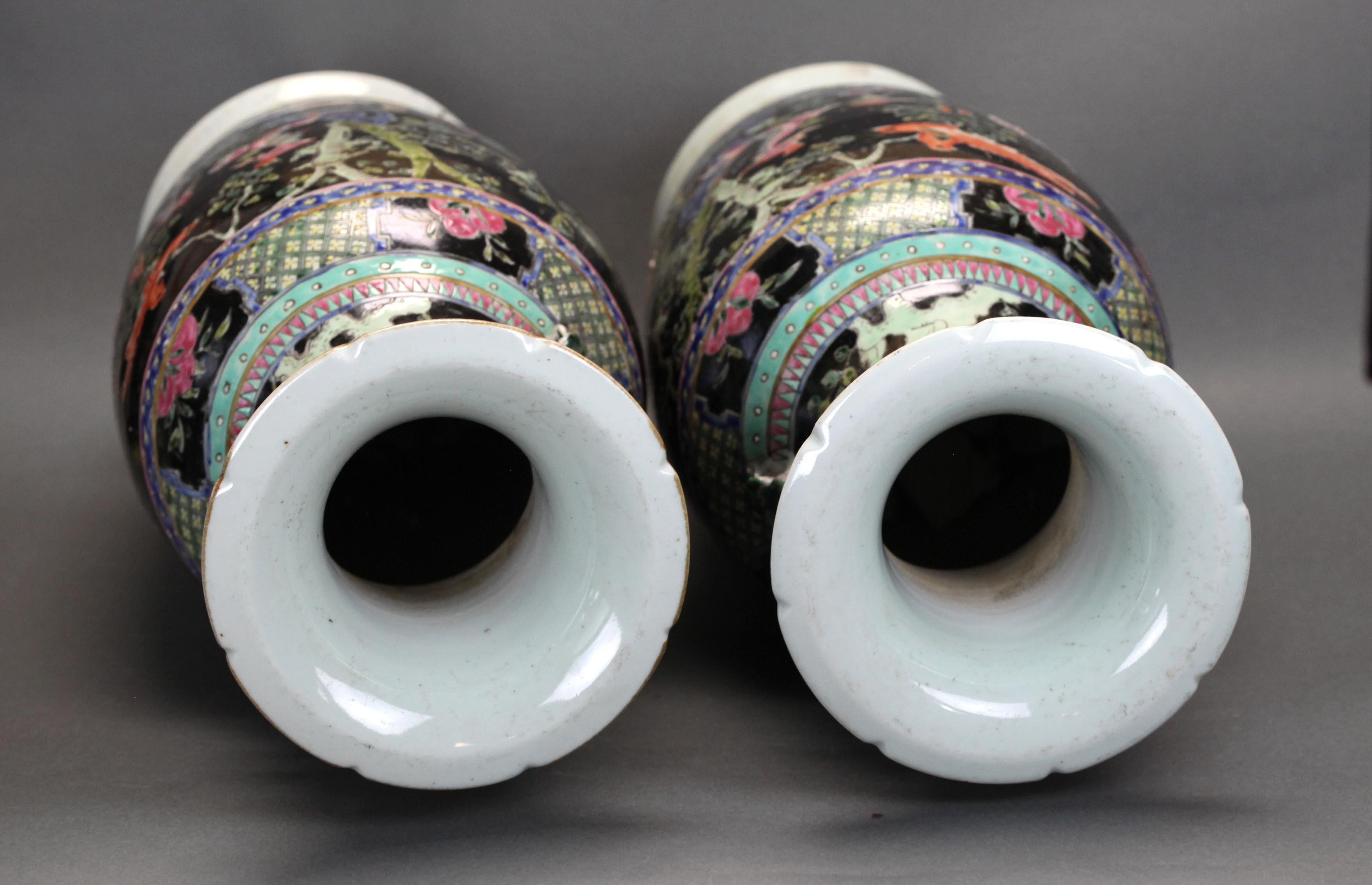 20ième siècle Paire de vases en porcelaine chinoise de la famille noire en vente